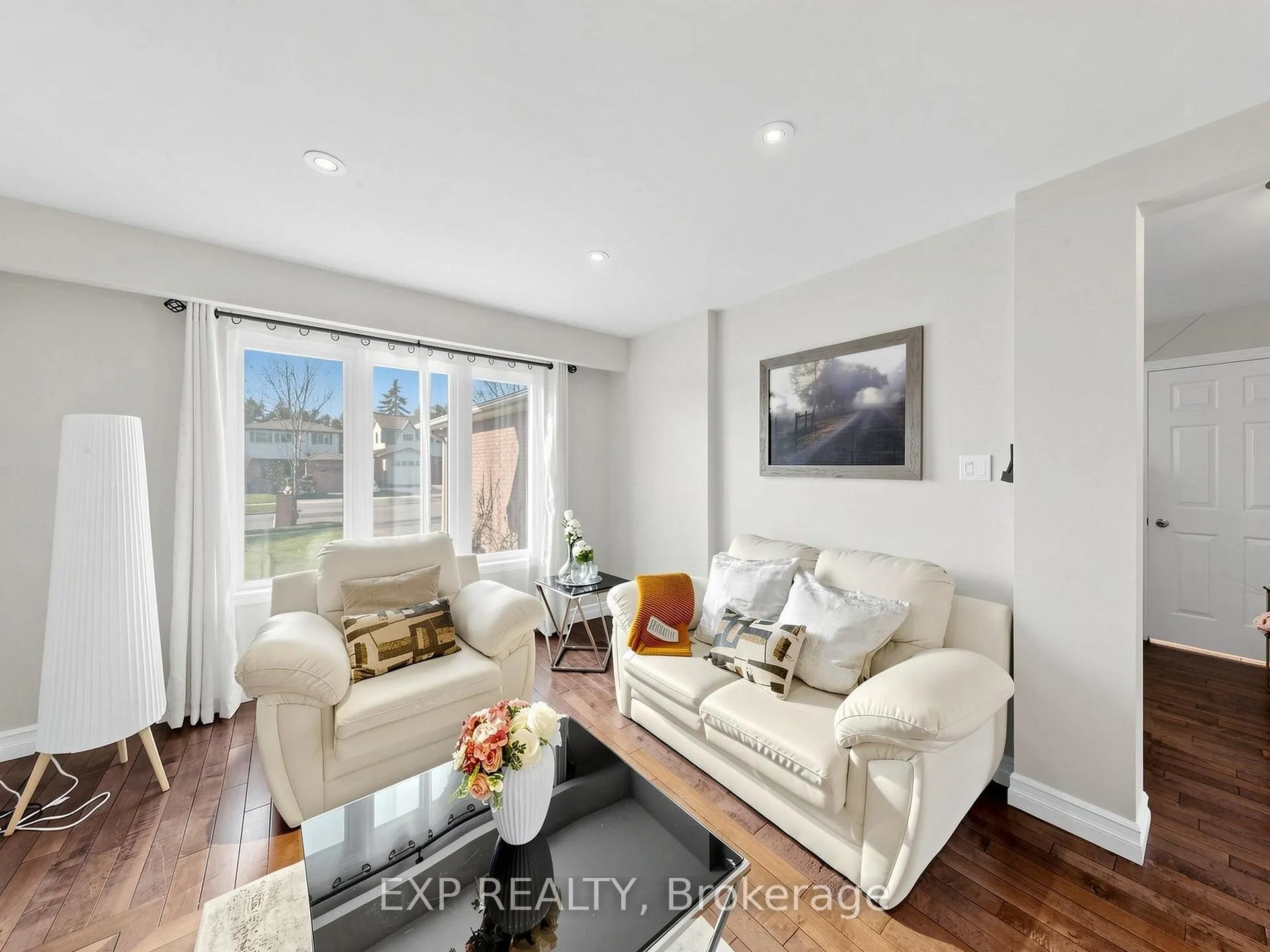 Photo 3 of 598 Stonebridge Lane, Pickering, West Shore — HOMEH