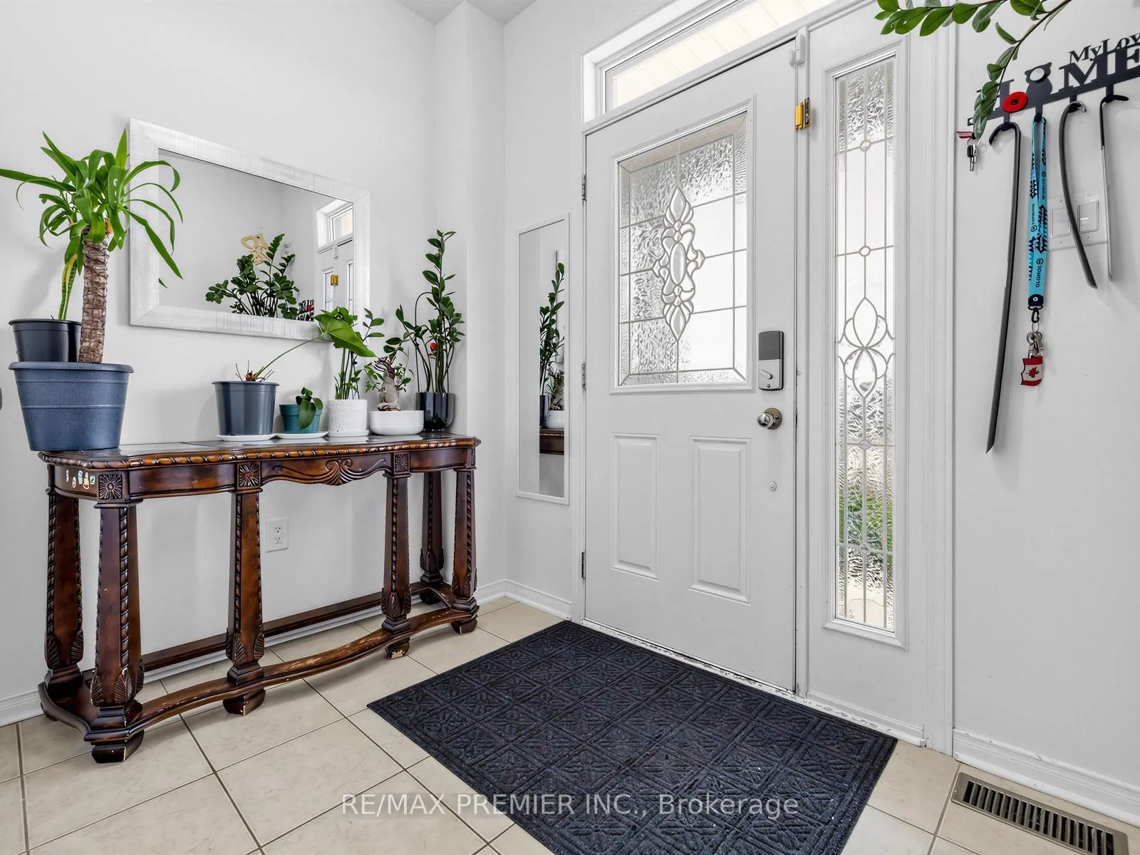 Photo 3 of 47 Spruce Pine Crescent, Vaughan, Patterson — HOMEH