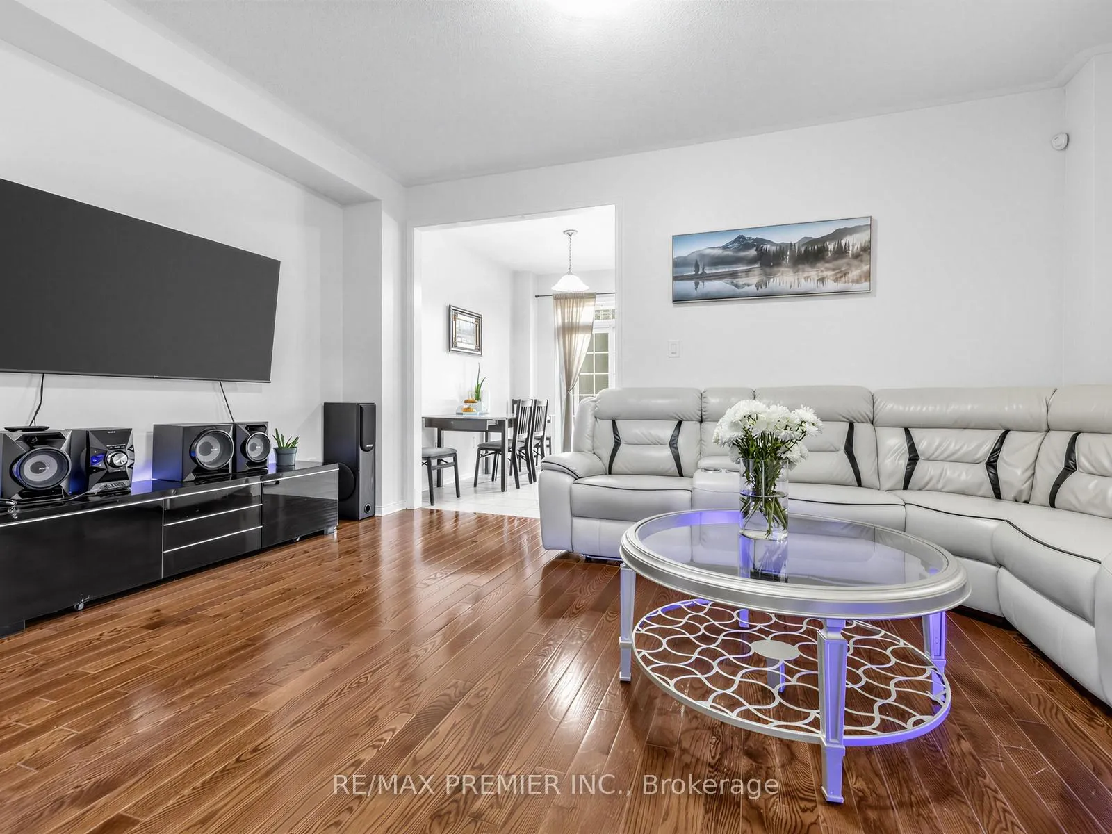 Photo 5 of 47 Spruce Pine Crescent, Vaughan, Patterson — HOMEH