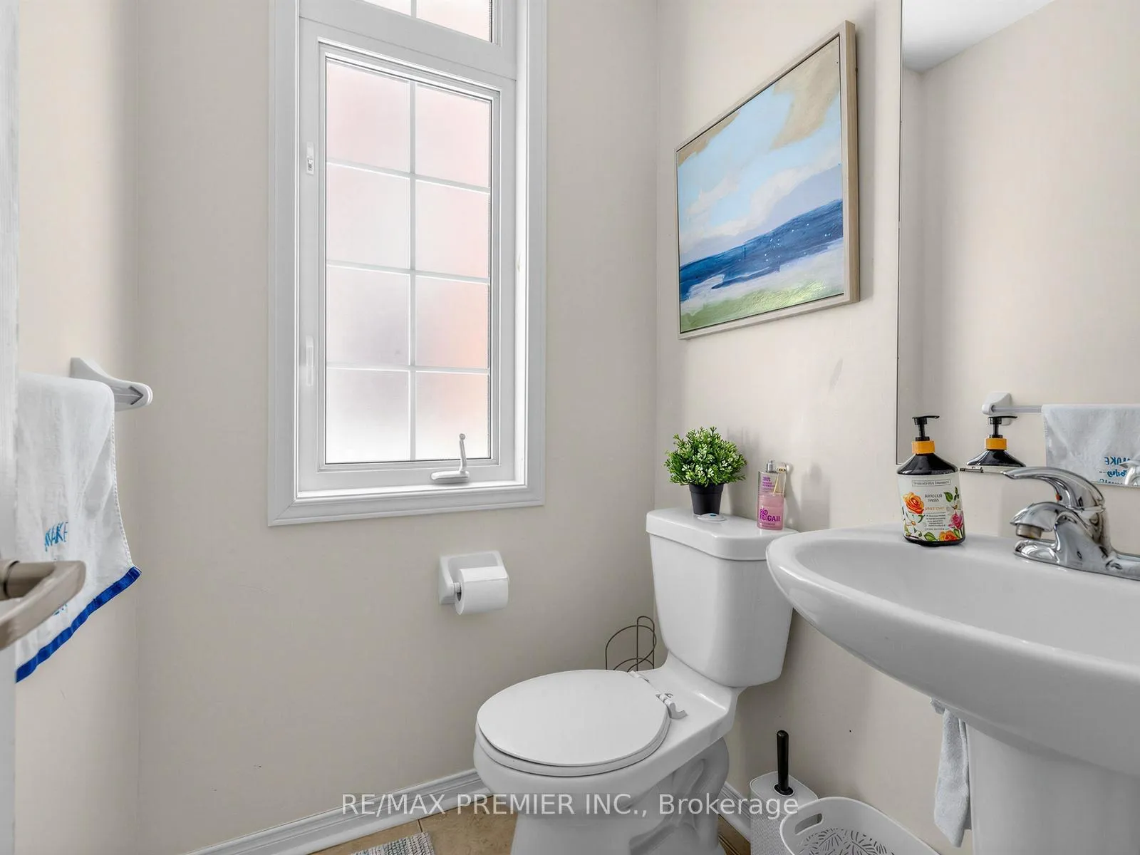 Photo 8 of 47 Spruce Pine Crescent, Vaughan, Patterson — HOMEH