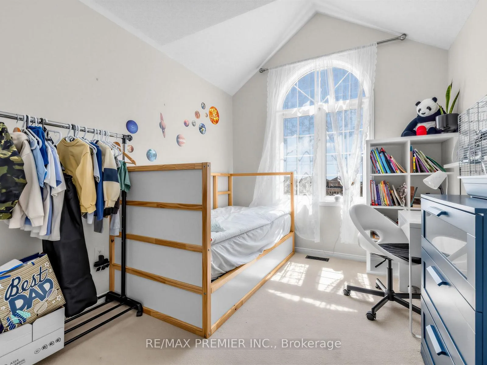 Photo 9 of 47 Spruce Pine Crescent, Vaughan, Patterson — HOMEH