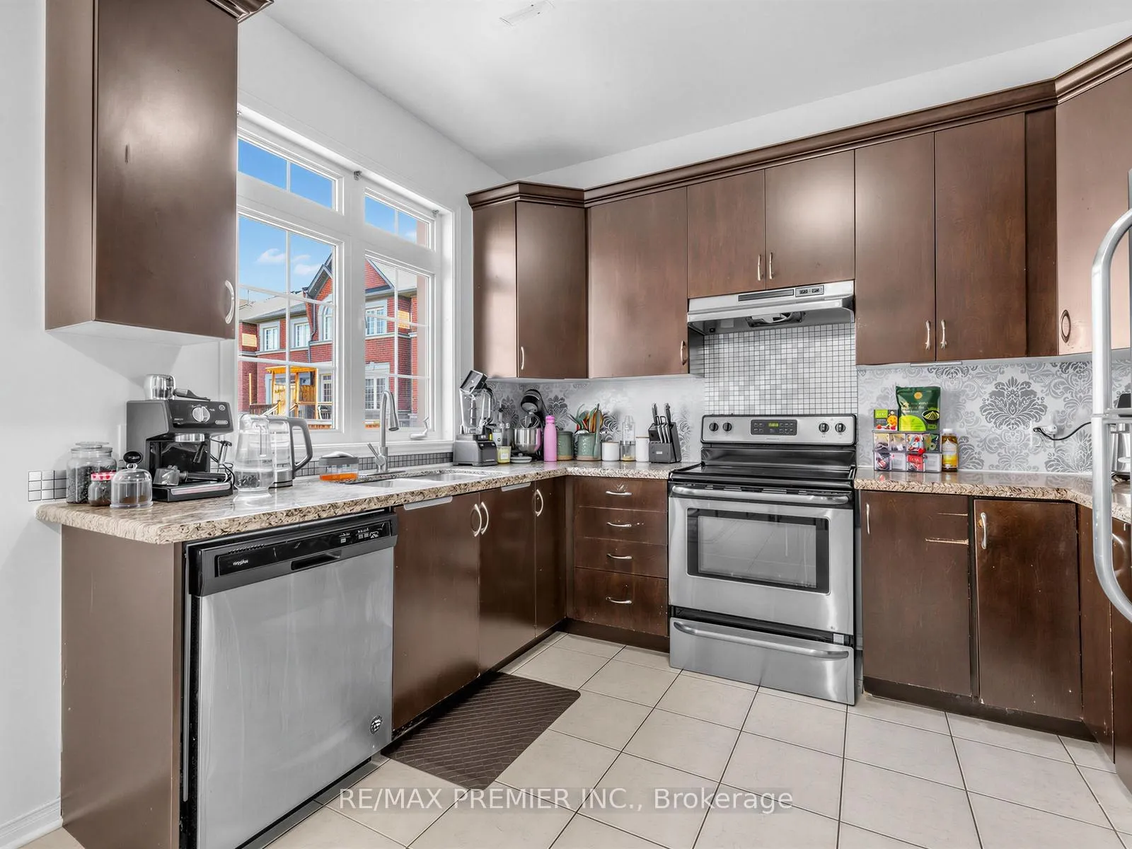 Photo 10 of 47 Spruce Pine Crescent, Vaughan, Patterson — HOMEH