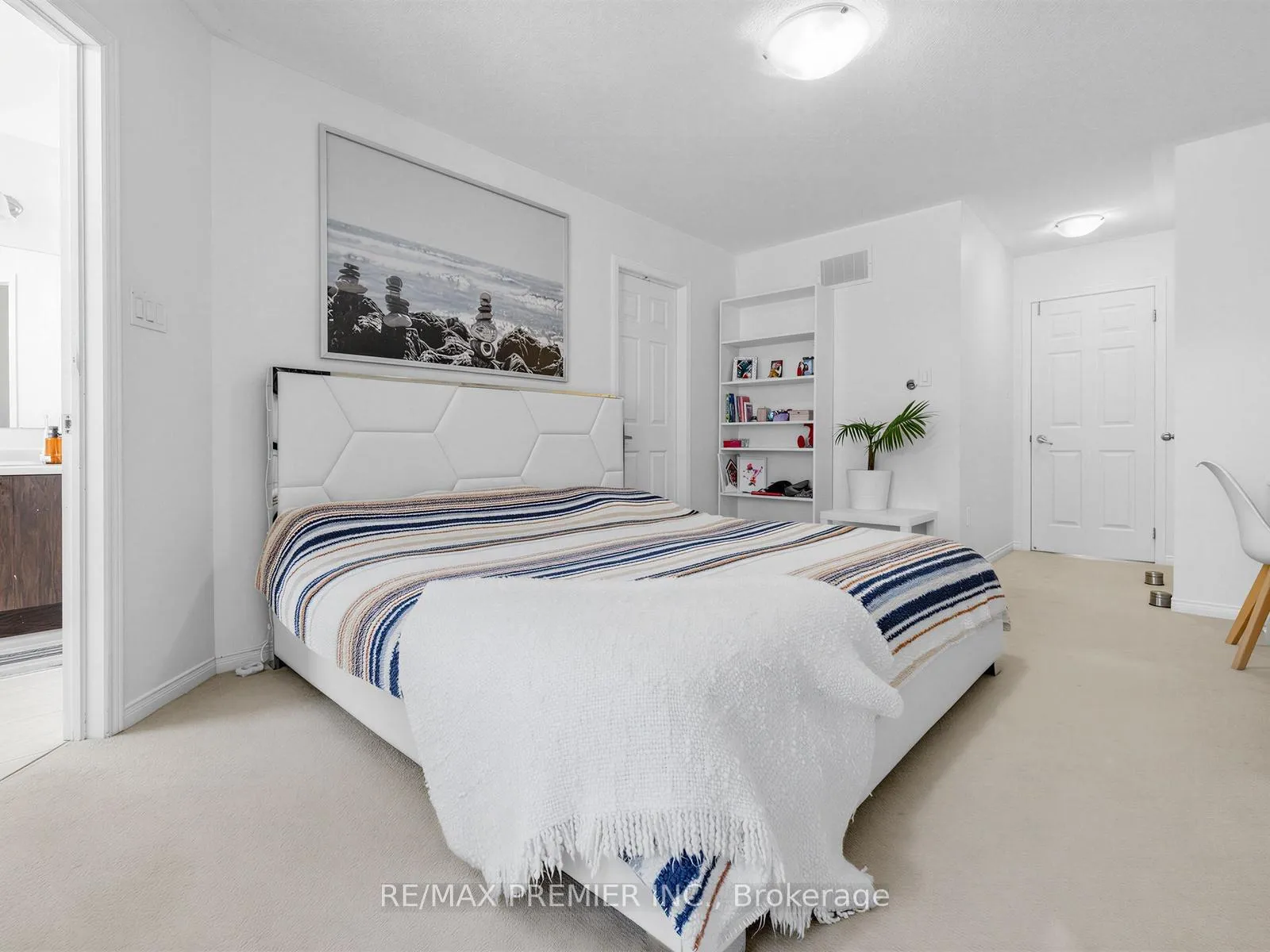Photo 11 of 47 Spruce Pine Crescent, Vaughan, Patterson — HOMEH