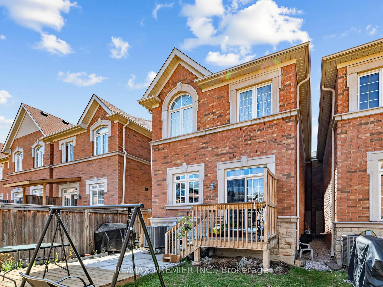 Photo 17 of 47 Spruce Pine Crescent, Vaughan, Patterson — HOMEH