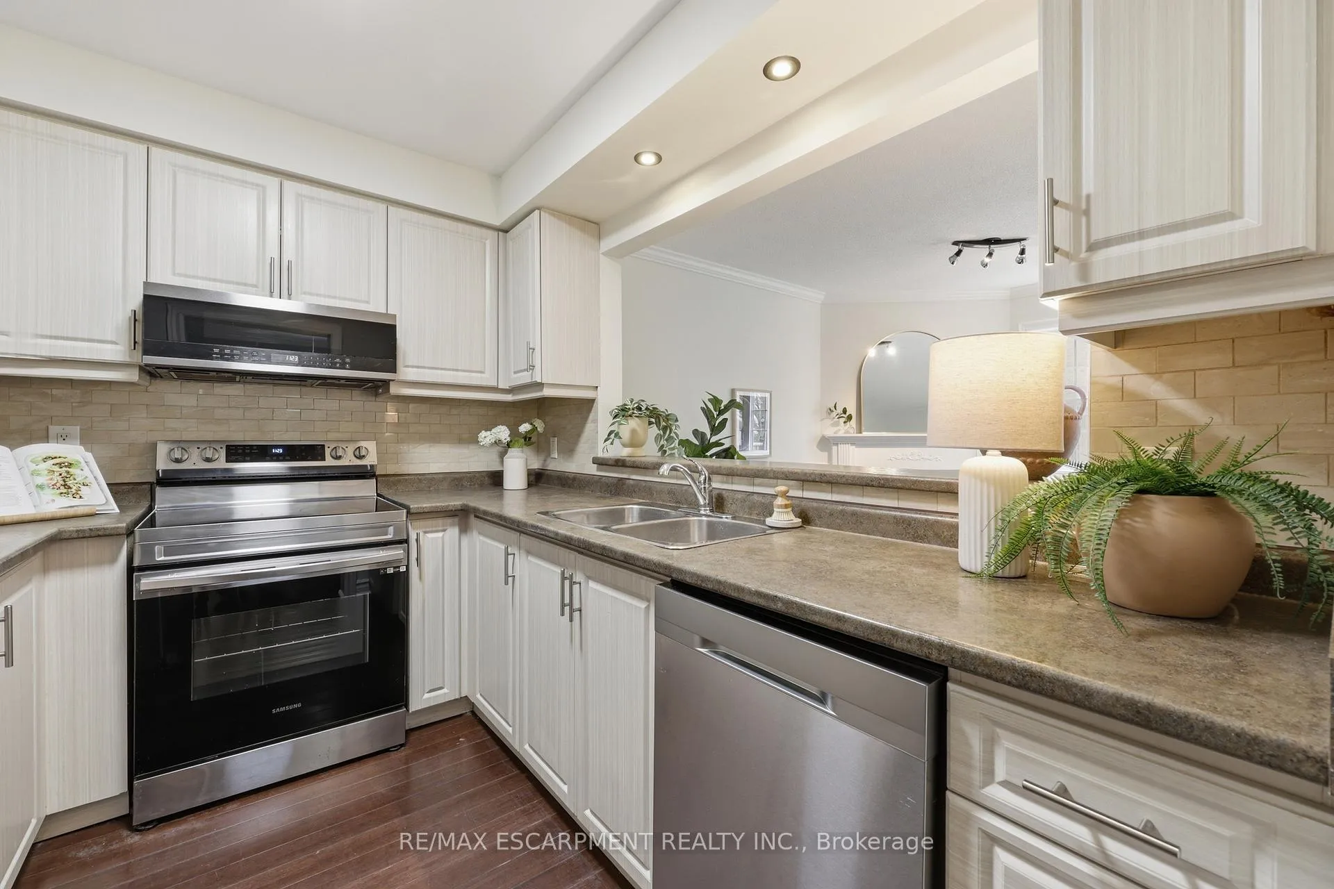 Photo 13 of Unit 10, 2880 Headon Forest Drive, Burlington, Headon — HOMEH