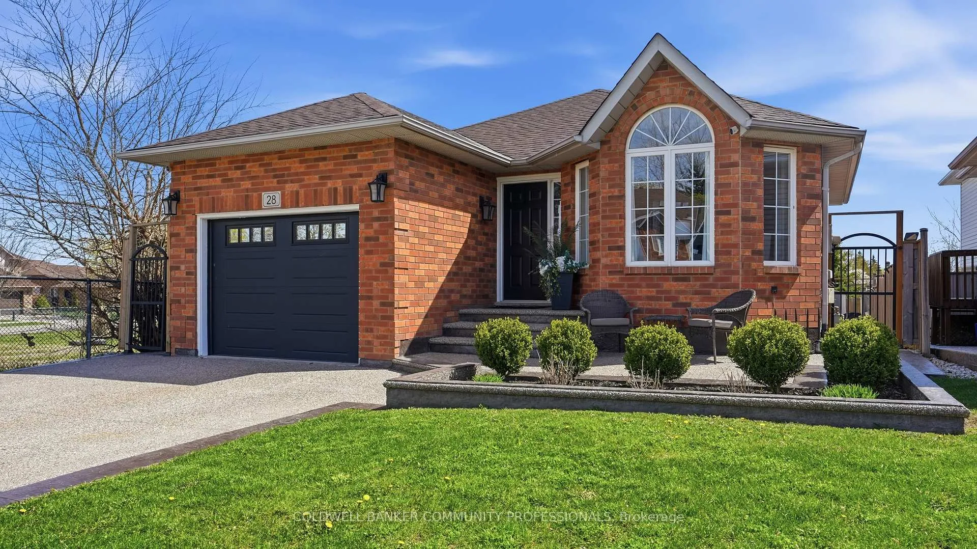 Photo 2 of 28 Glenhollow Drive, Hamilton, Stoney Creek Mountain — HOMEH