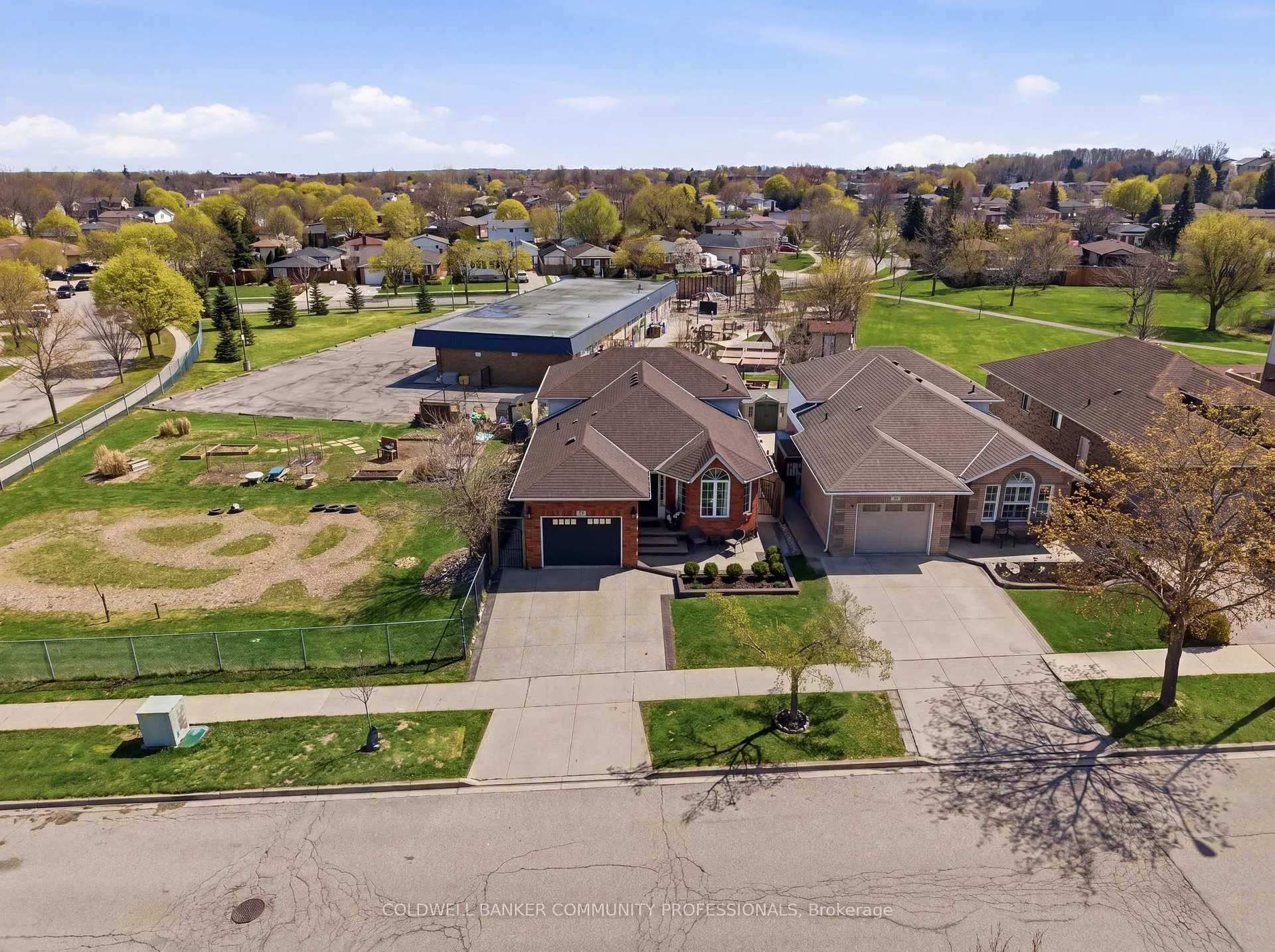 Photo 3 of 28 Glenhollow Drive, Hamilton, Stoney Creek Mountain — HOMEH