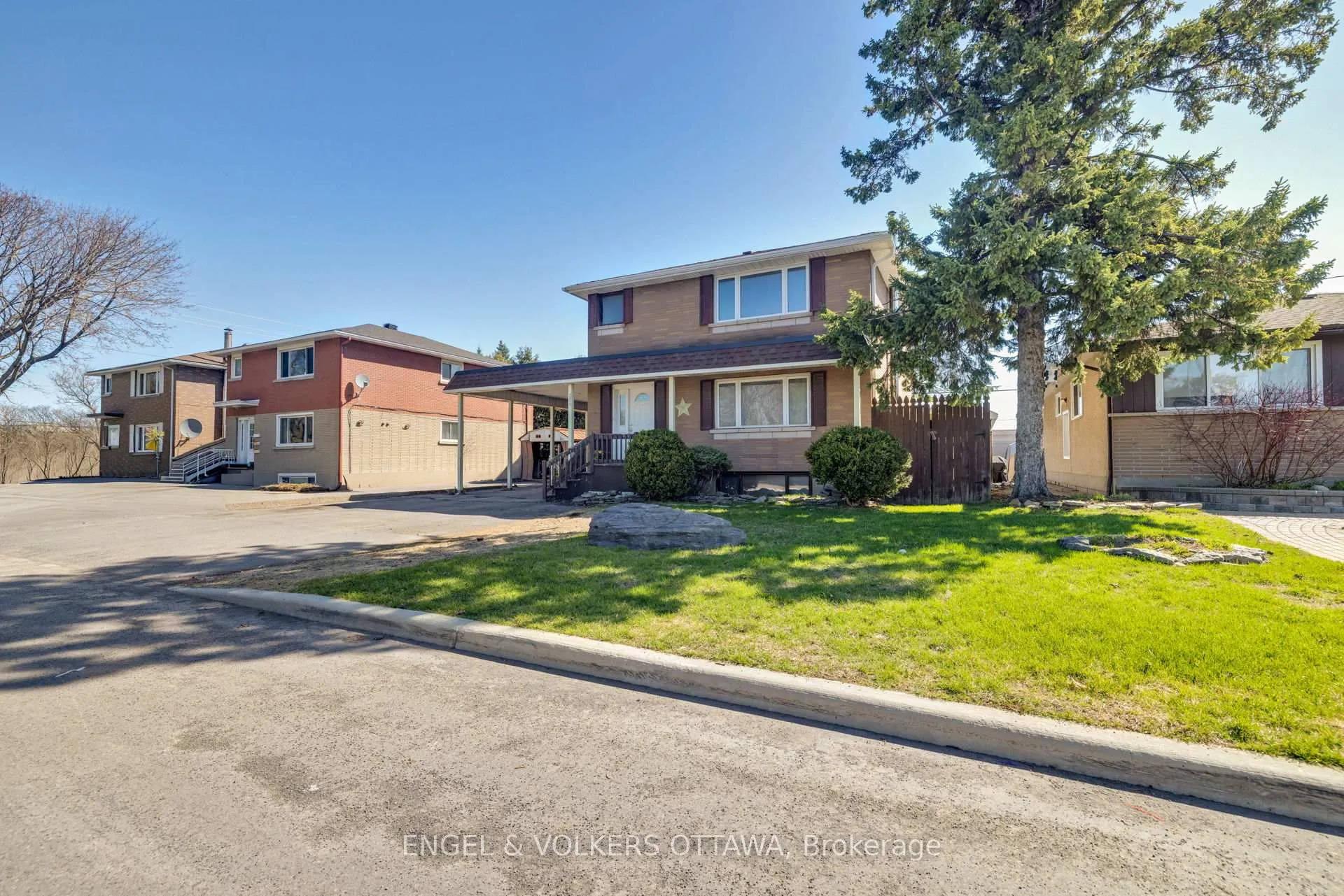 Photo 3 of 1311 S Avenue, Ottawa, Eastway Gardens/Industrial Park — HOMEH