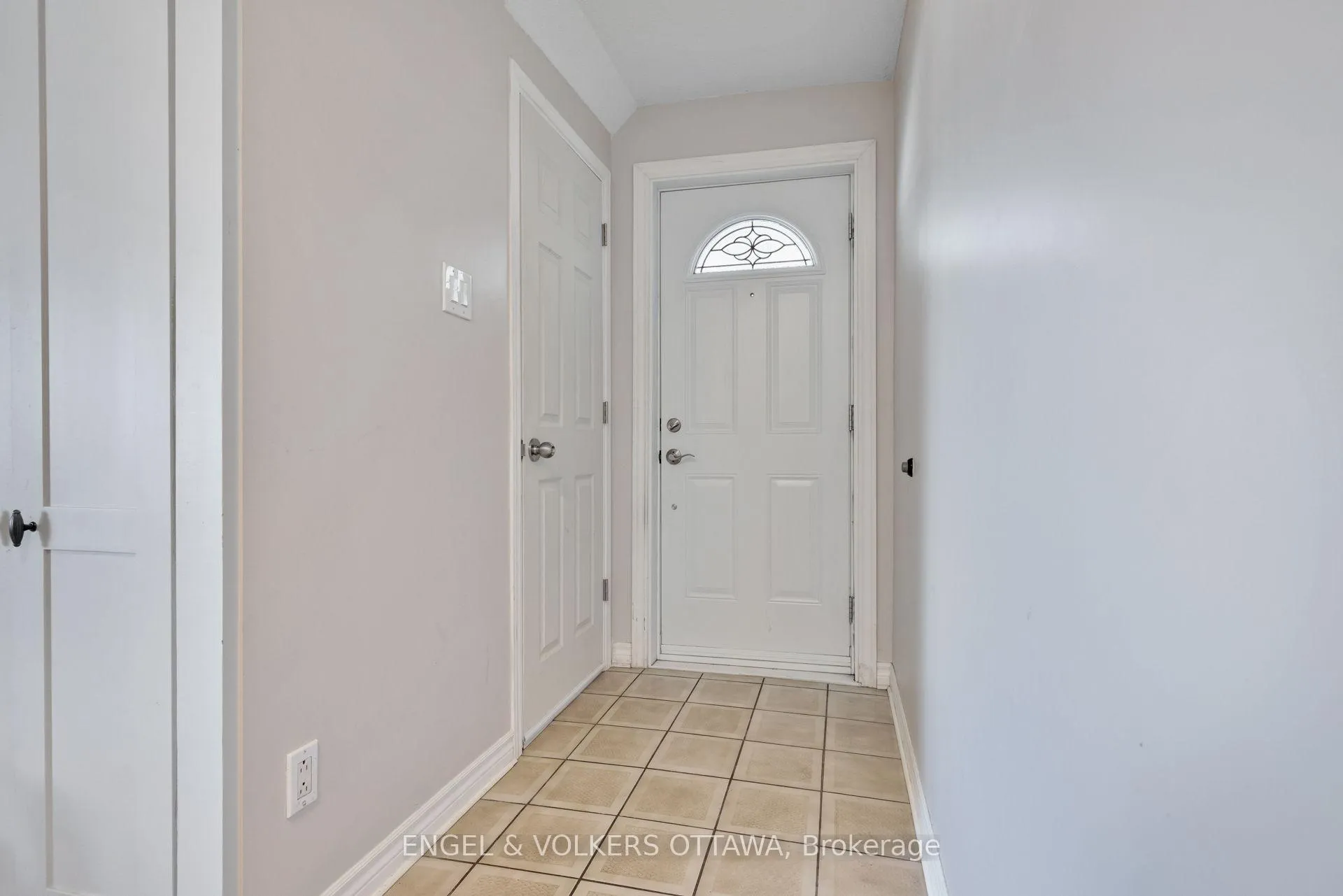 Photo 4 of 1311 S Avenue, Ottawa, Eastway Gardens/Industrial Park — HOMEH
