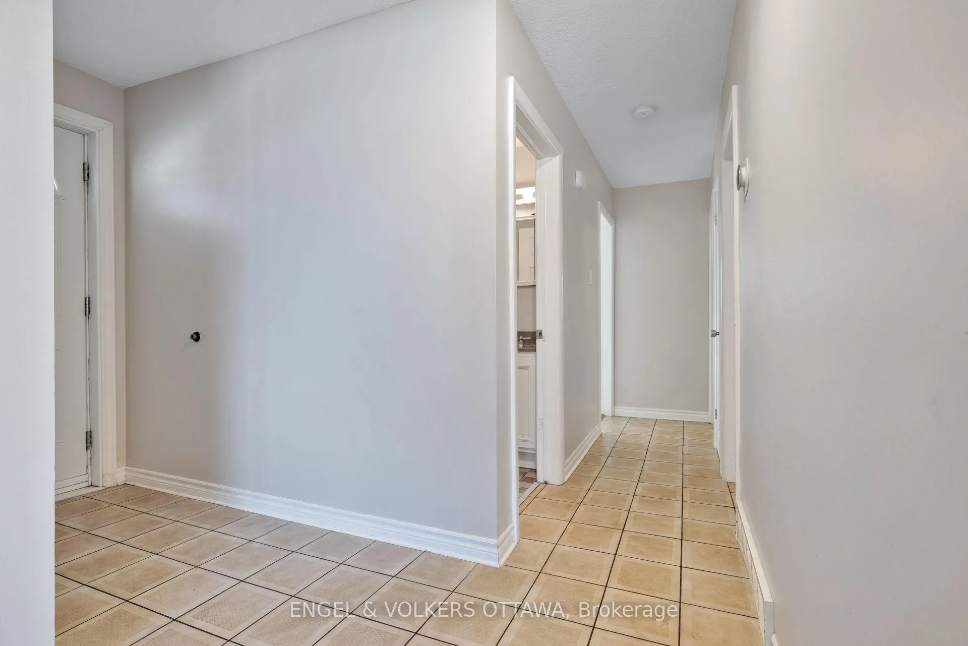 Photo 8 of 1311 S Avenue, Ottawa, Eastway Gardens/Industrial Park — HOMEH