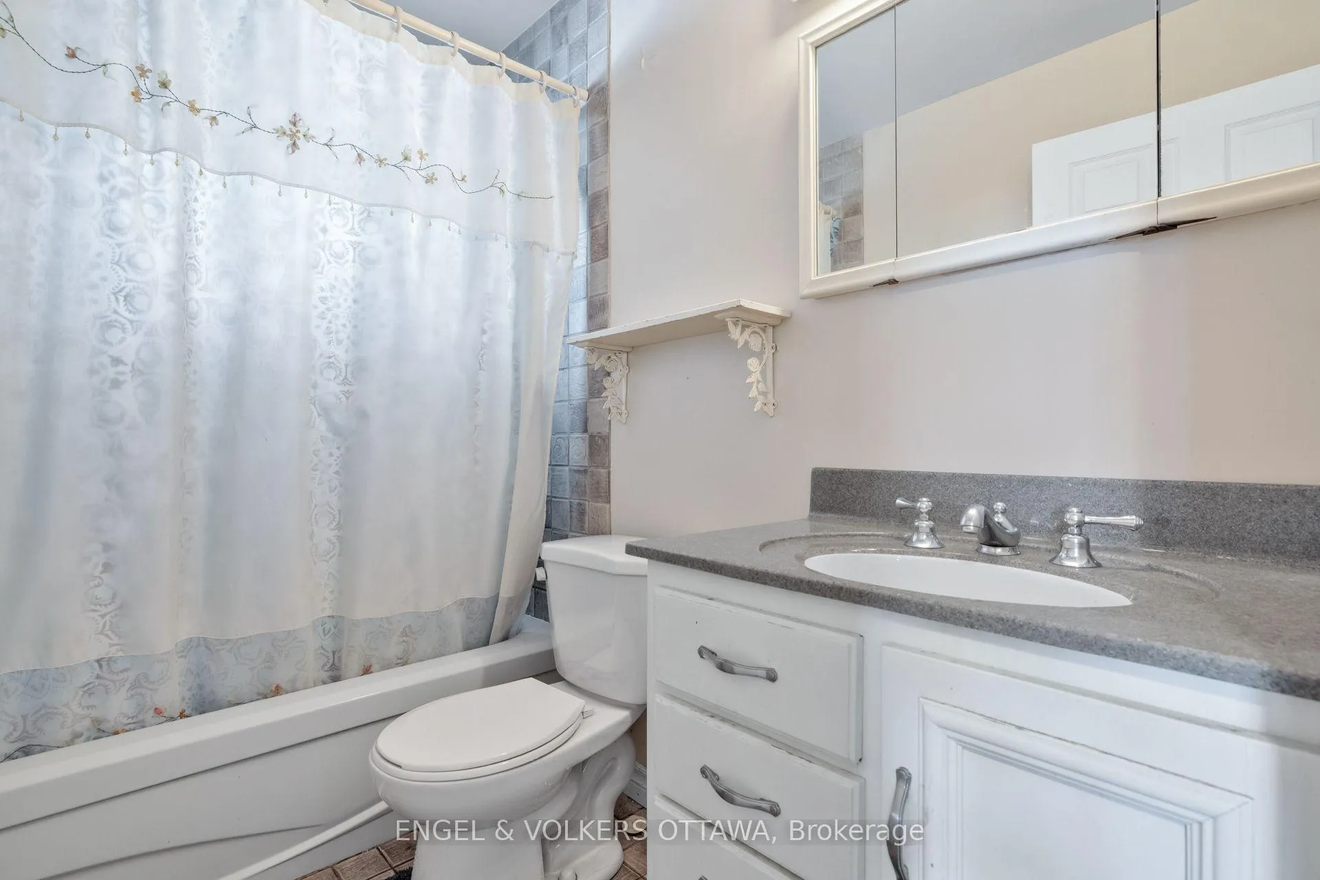 Photo 9 of 1311 S Avenue, Ottawa, Eastway Gardens/Industrial Park — HOMEH