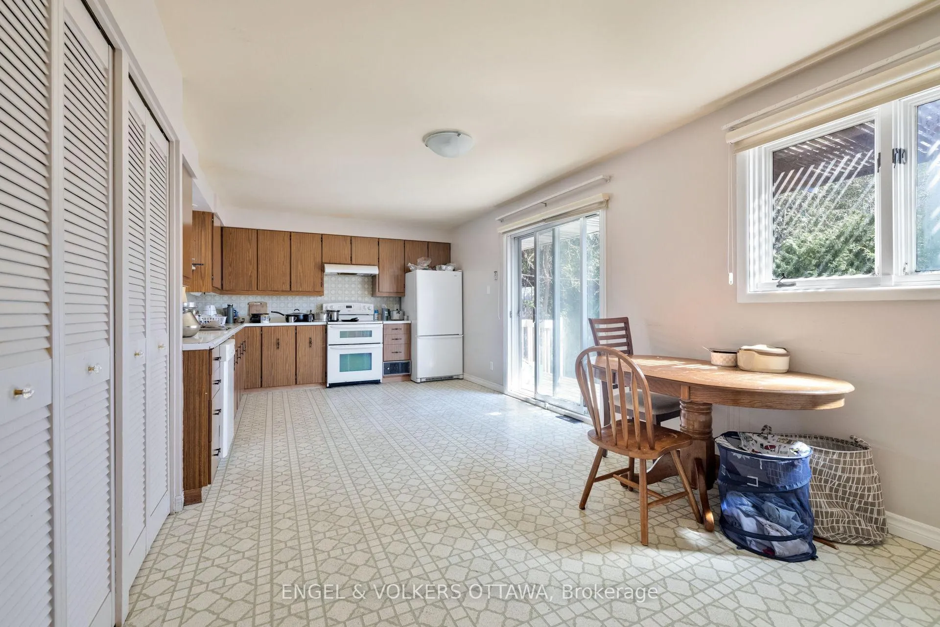 Photo 15 of 1311 S Avenue, Ottawa, Eastway Gardens/Industrial Park — HOMEH