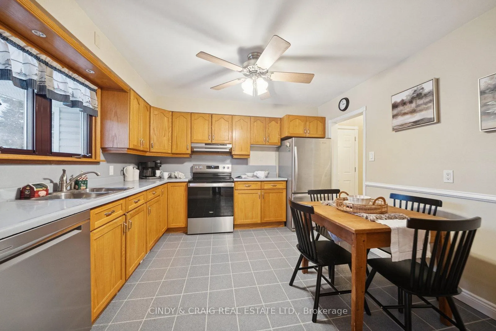Photo 4 of 39 Darlington Boulevard, Clarington, Courtice — HOMEH