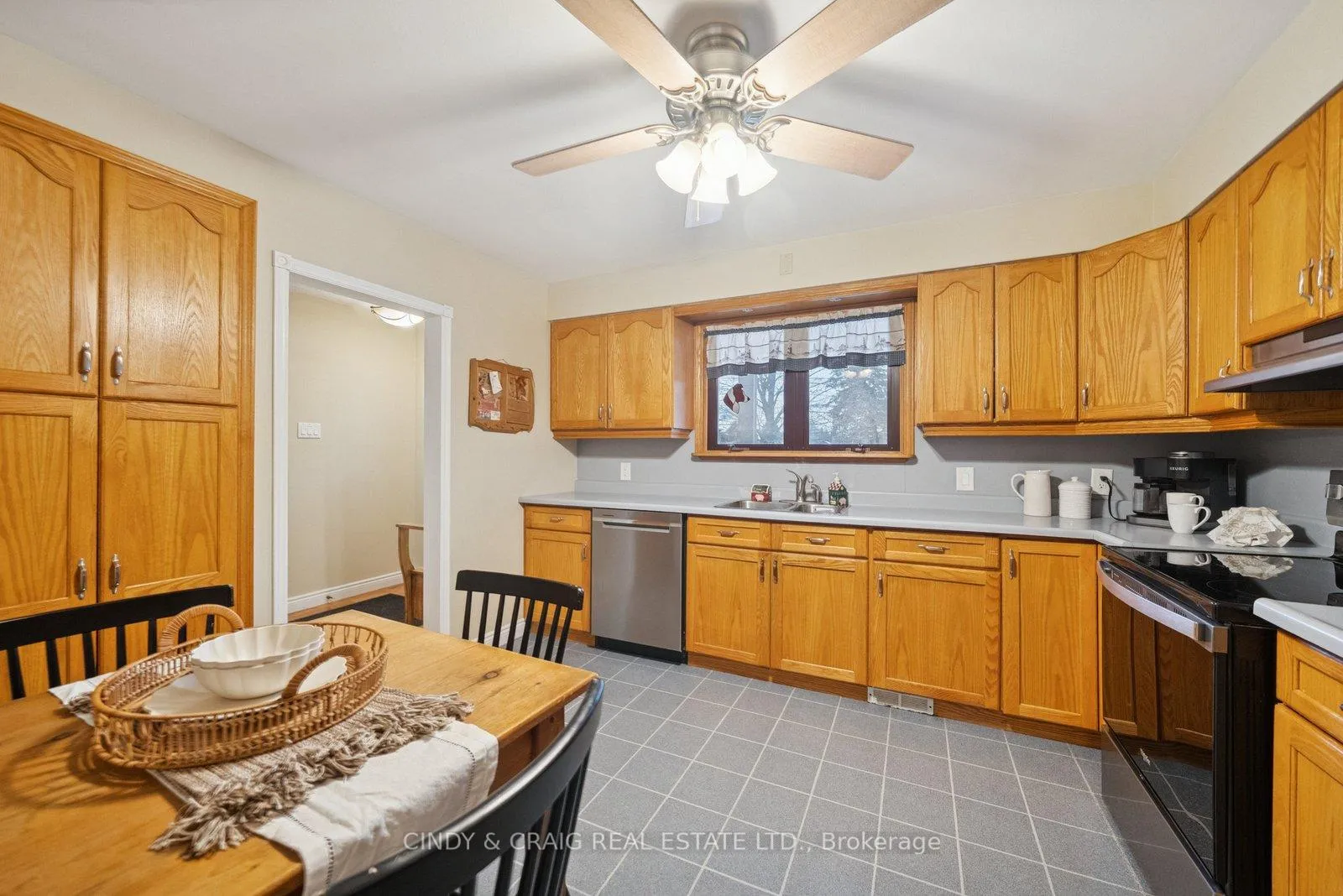 Photo 5 of 39 Darlington Boulevard, Clarington, Courtice — HOMEH
