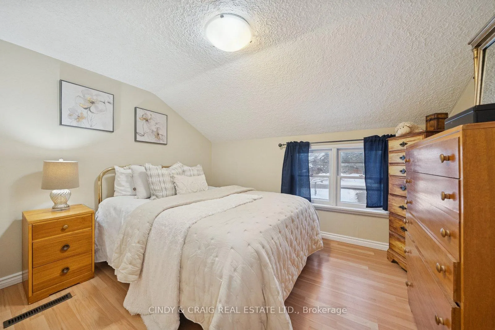 Photo 8 of 39 Darlington Boulevard, Clarington, Courtice — HOMEH