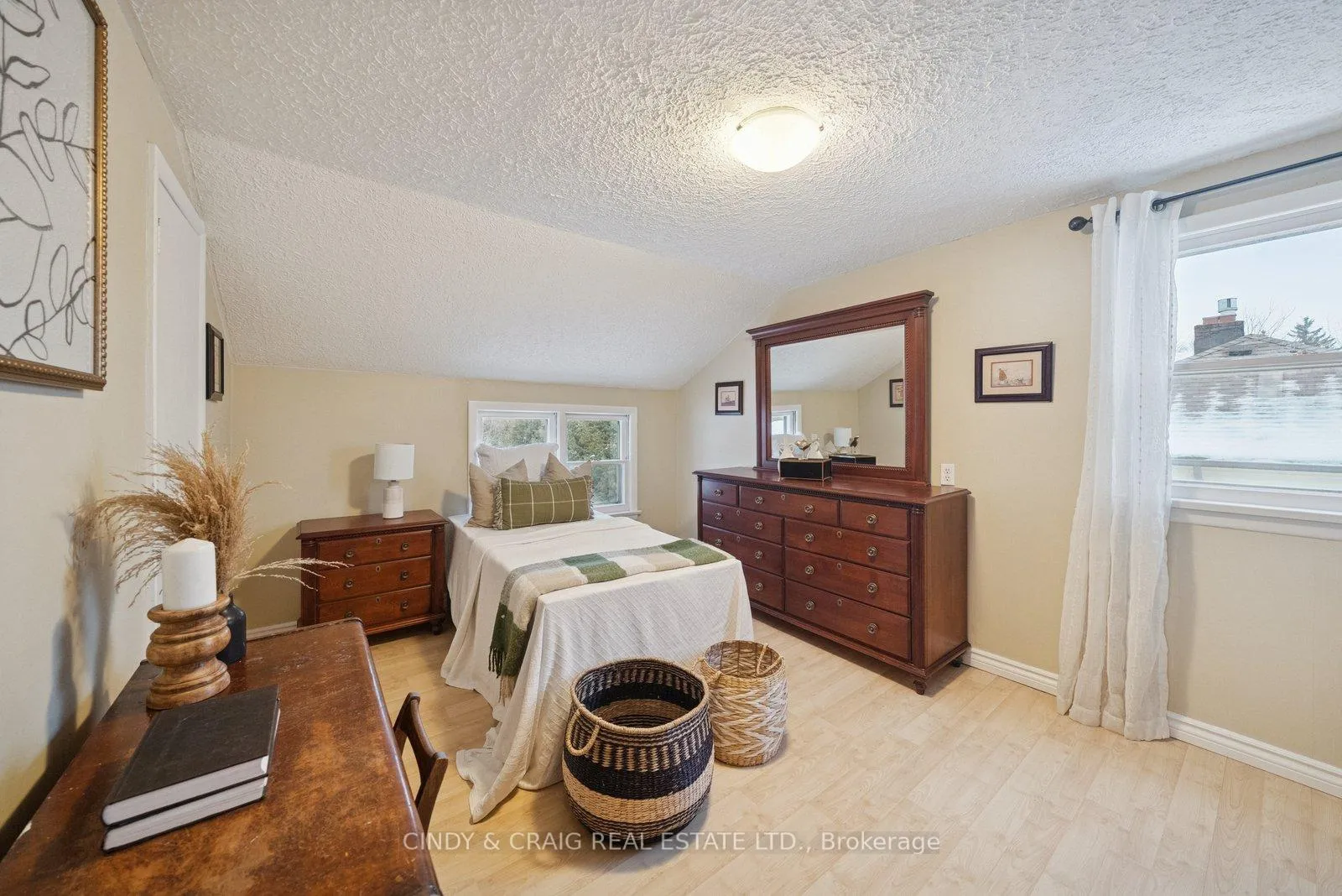 Photo 9 of 39 Darlington Boulevard, Clarington, Courtice — HOMEH