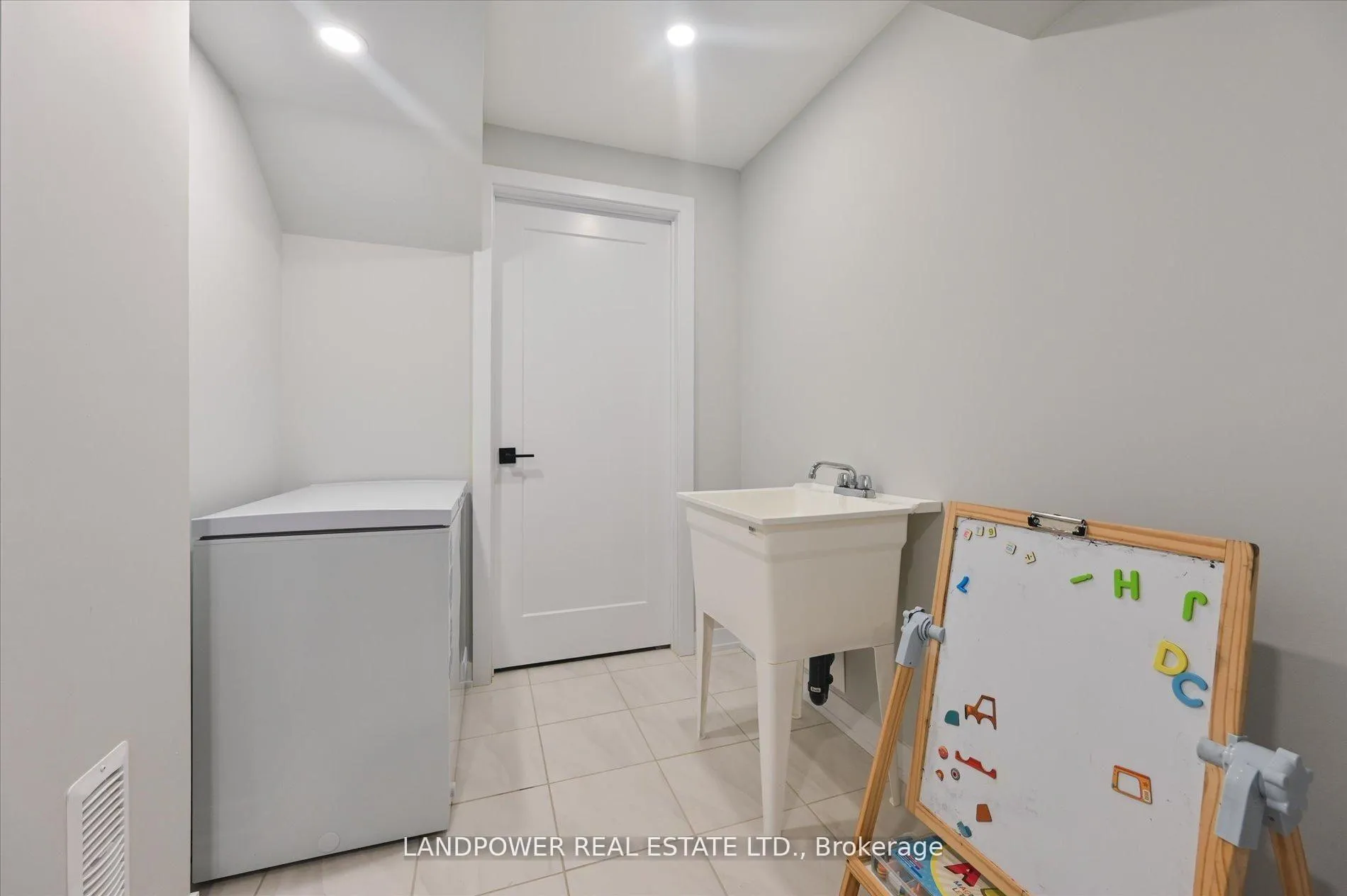 Photo 30 of 32 Harvey Bunker Crescent, Markham, Angus Glen — HOMEH