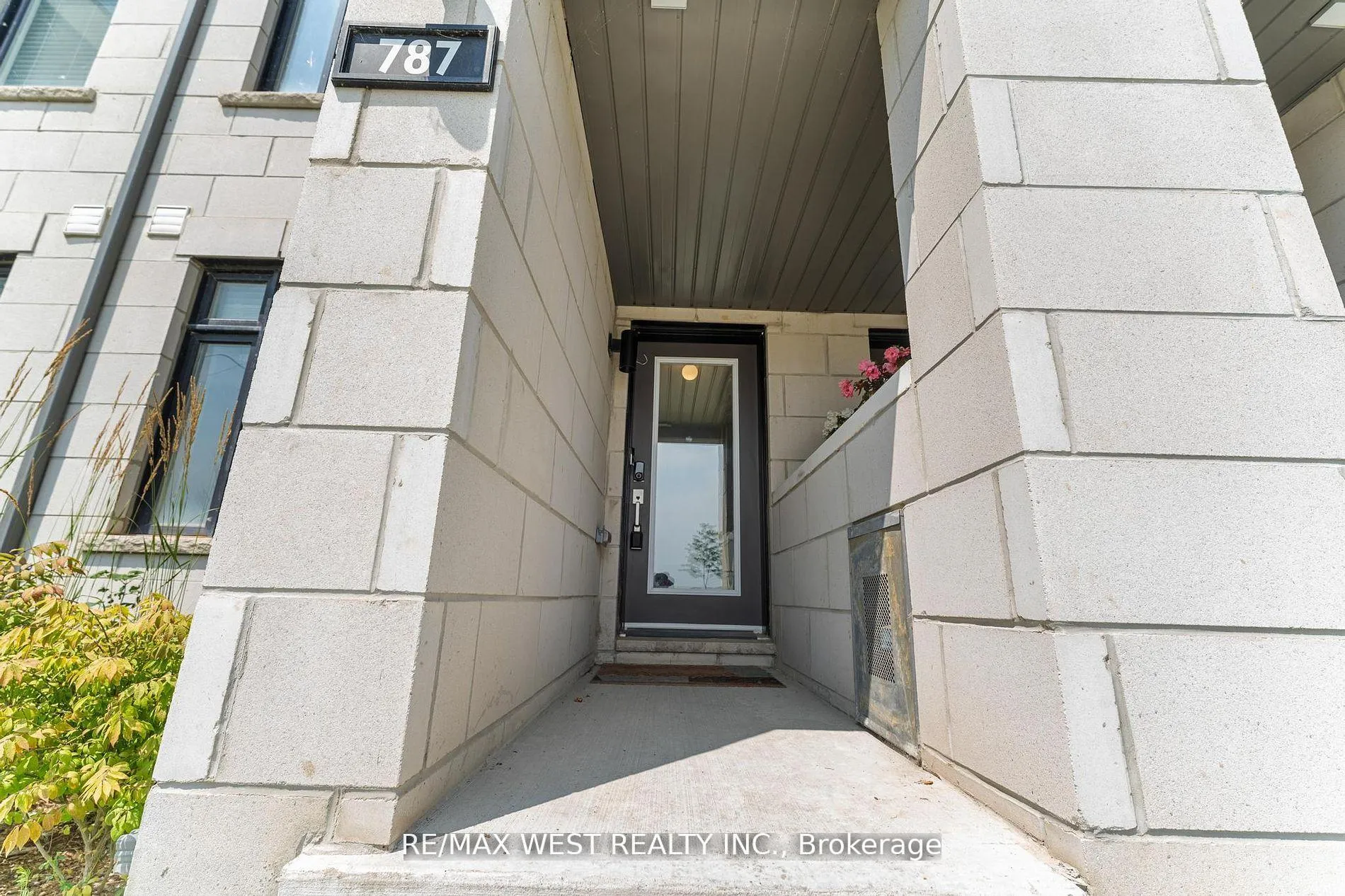 Photo 3 of 787 Port Darlington Road, Clarington, Bowmanville — HOMEH