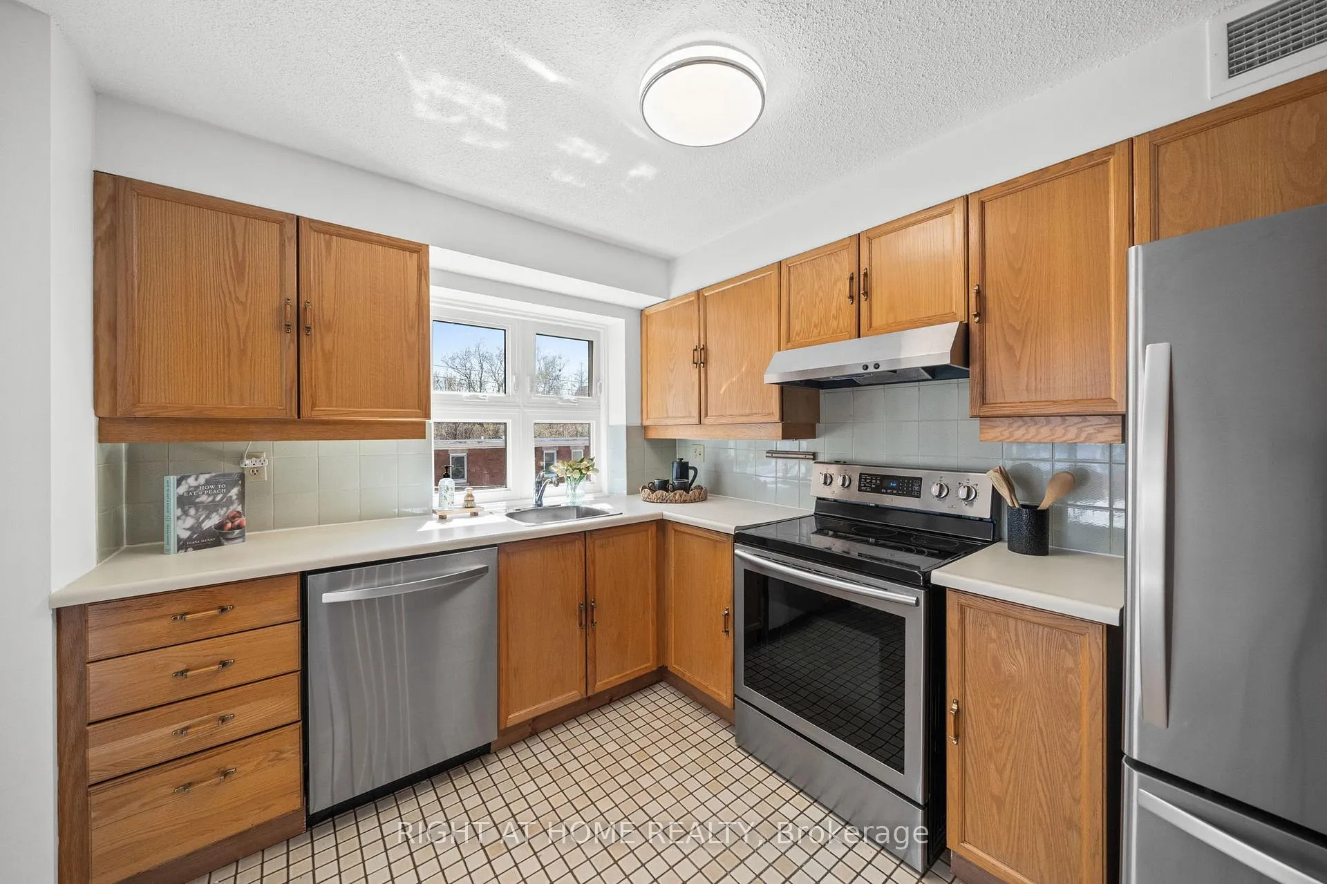 Photo 16 of Unit 301, 320 Crichton Street, Ottawa, Lindenlea — HOMEH