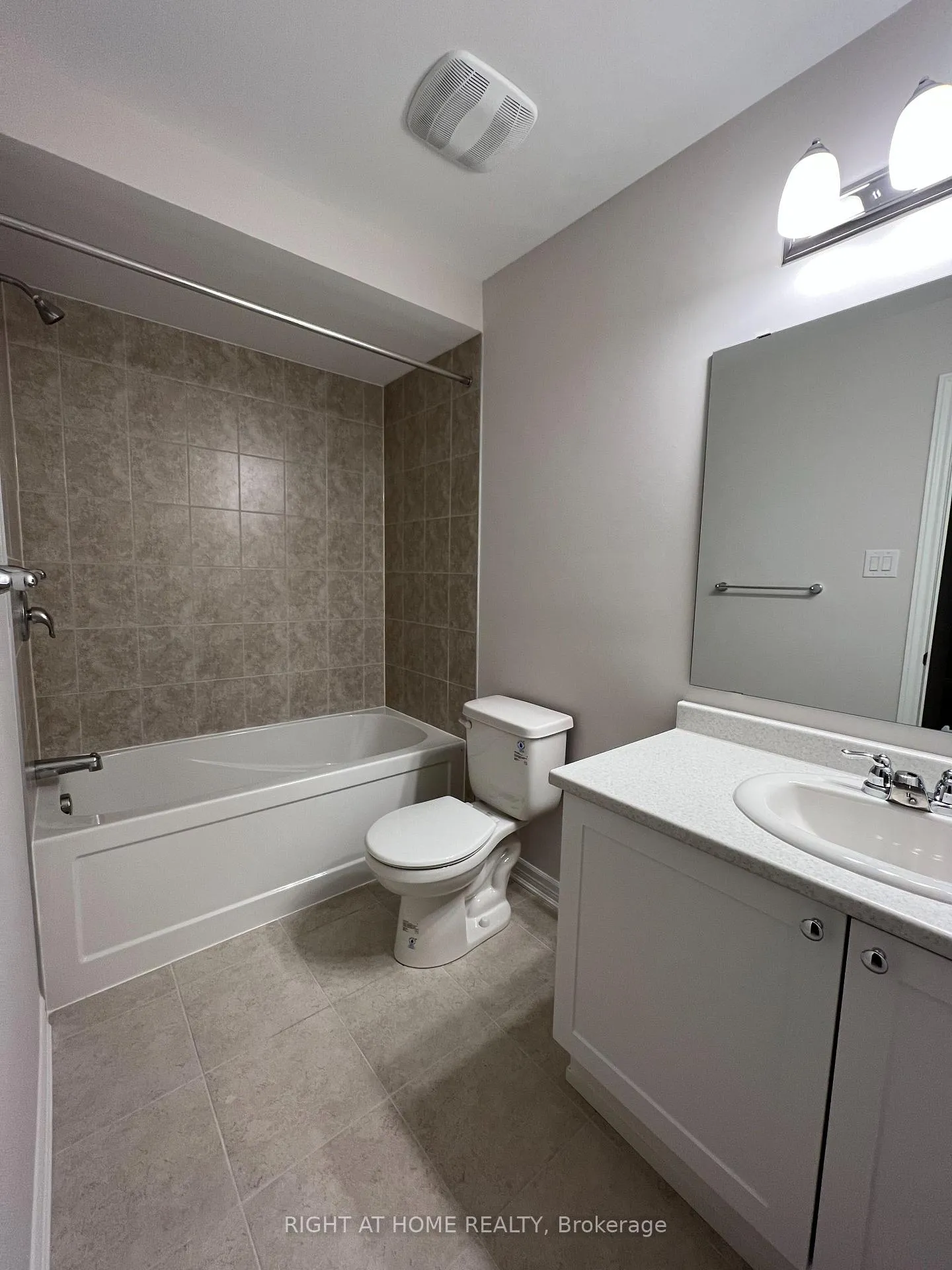 Photo 13 of 131 Anthratice Private, Ottawa, Barrhaven - Heritage Park — HOMEH