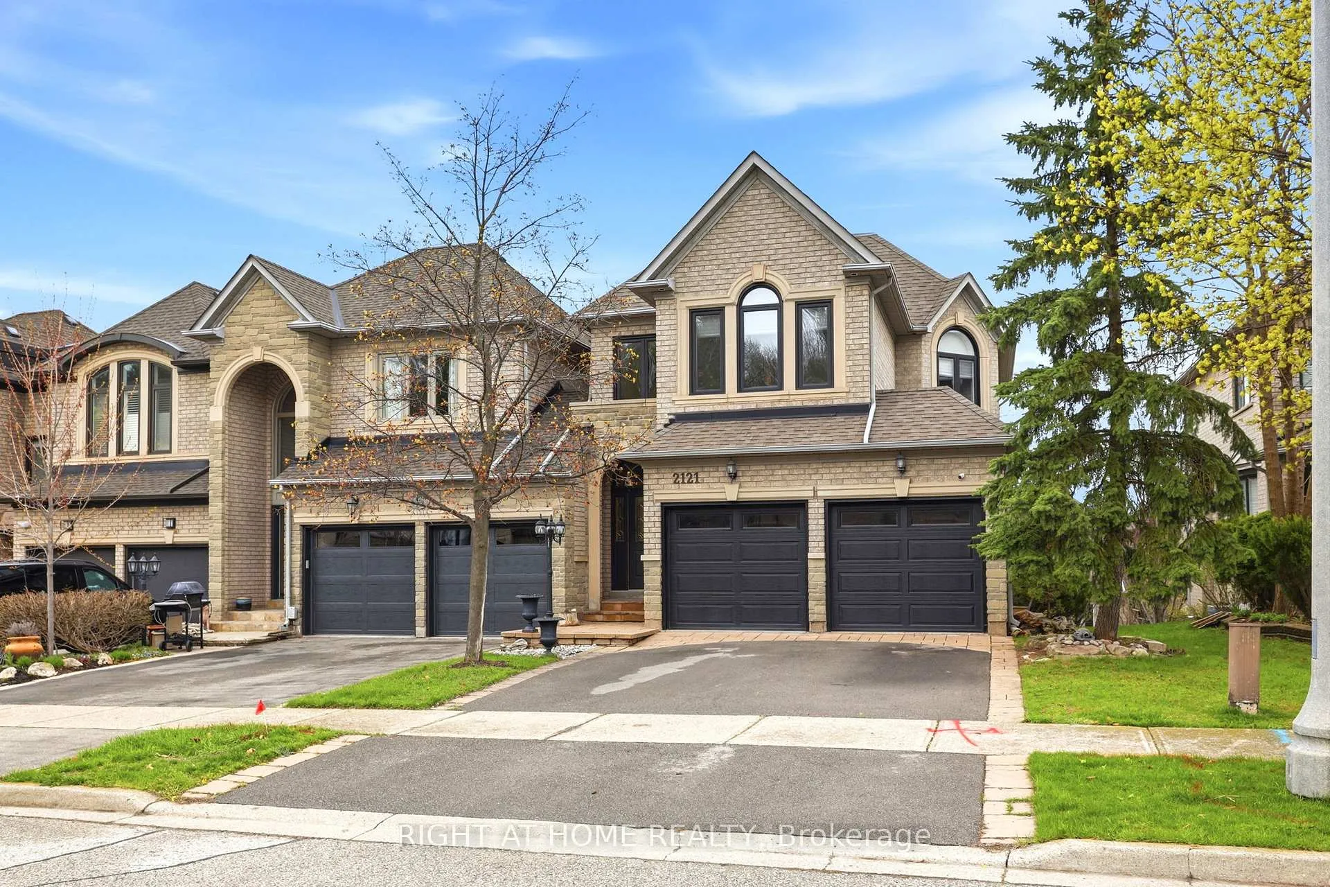 Front of 2121 Pinevalley Crescent