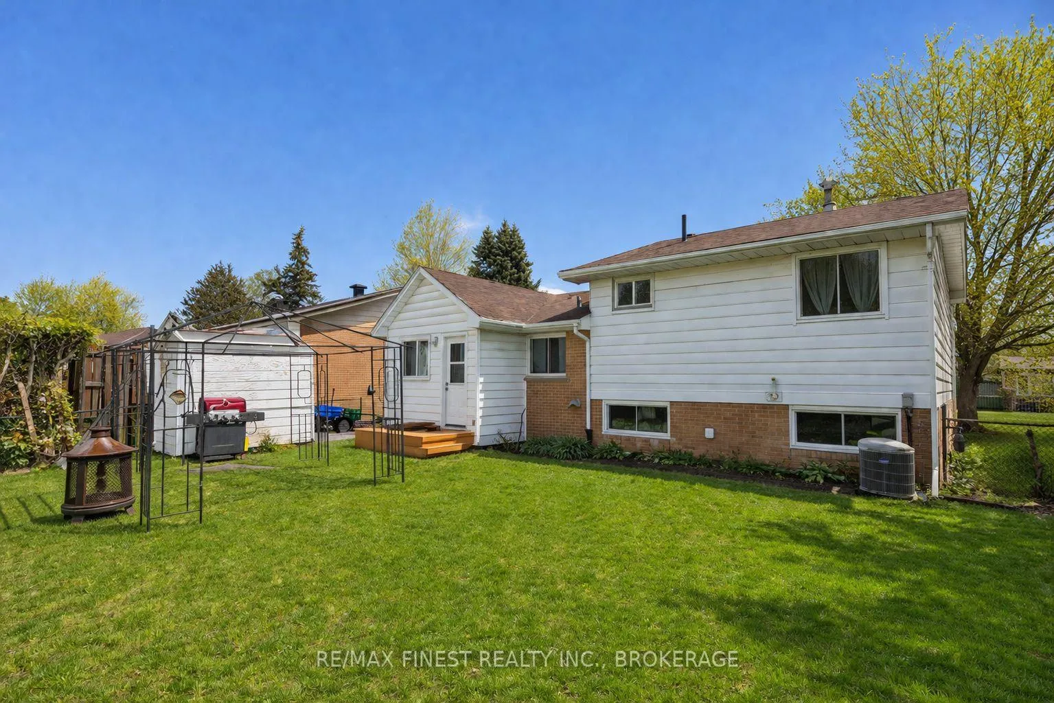 Photo 31 of 676 Laurier Boulevard, Brockville — HOMEH