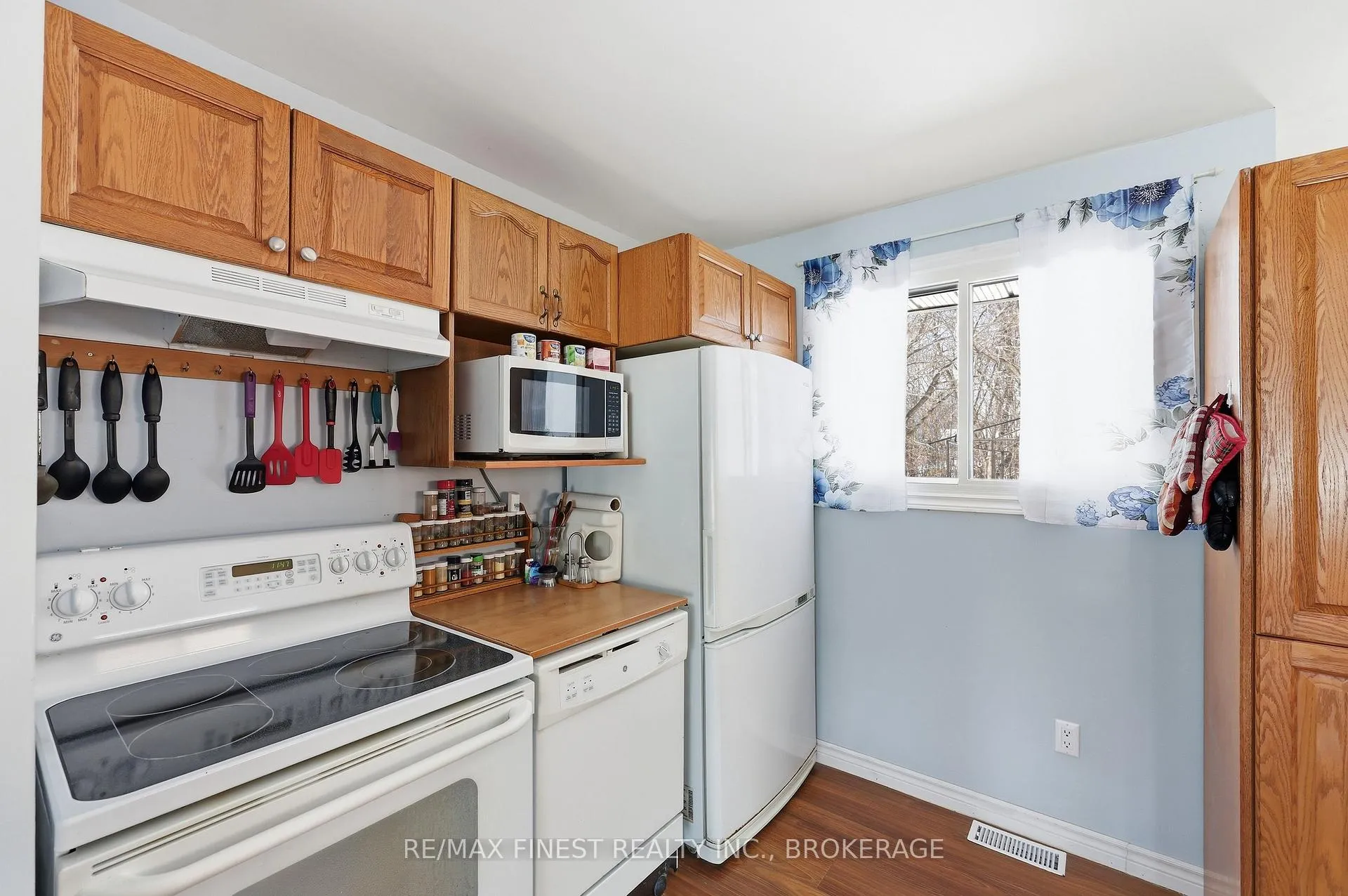 Photo 10 of 676 Laurier Boulevard, Brockville — HOMEH
