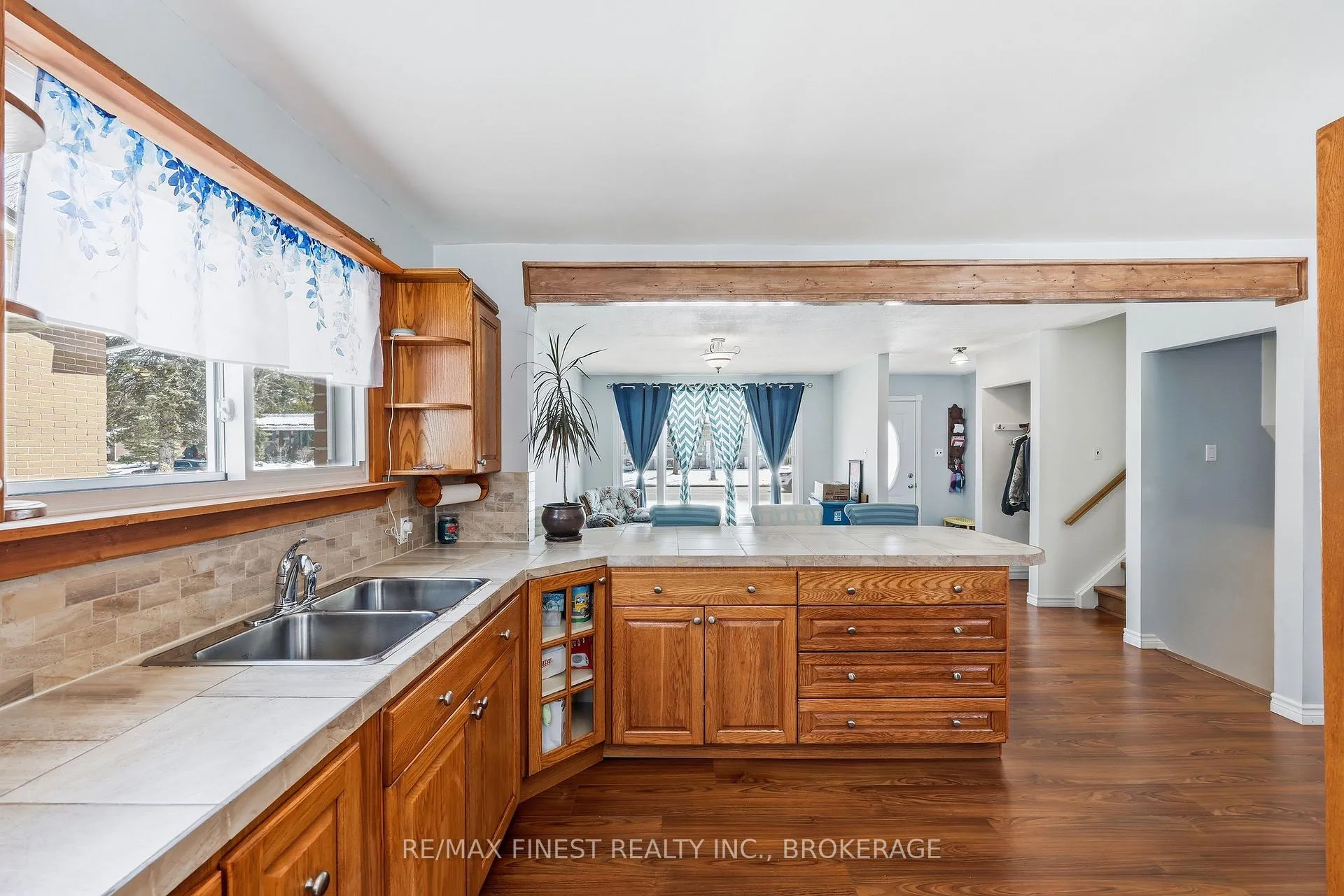 Photo 12 of 676 Laurier Boulevard, Brockville — HOMEH