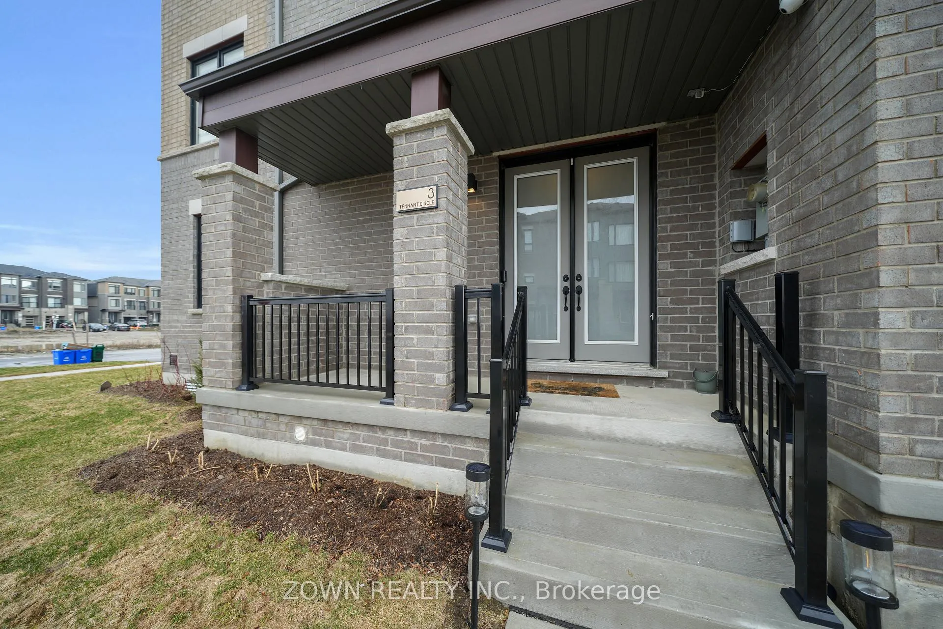 Photo 4 of 3 Tennant Circle, Vaughan, Vellore Village — HOMEH