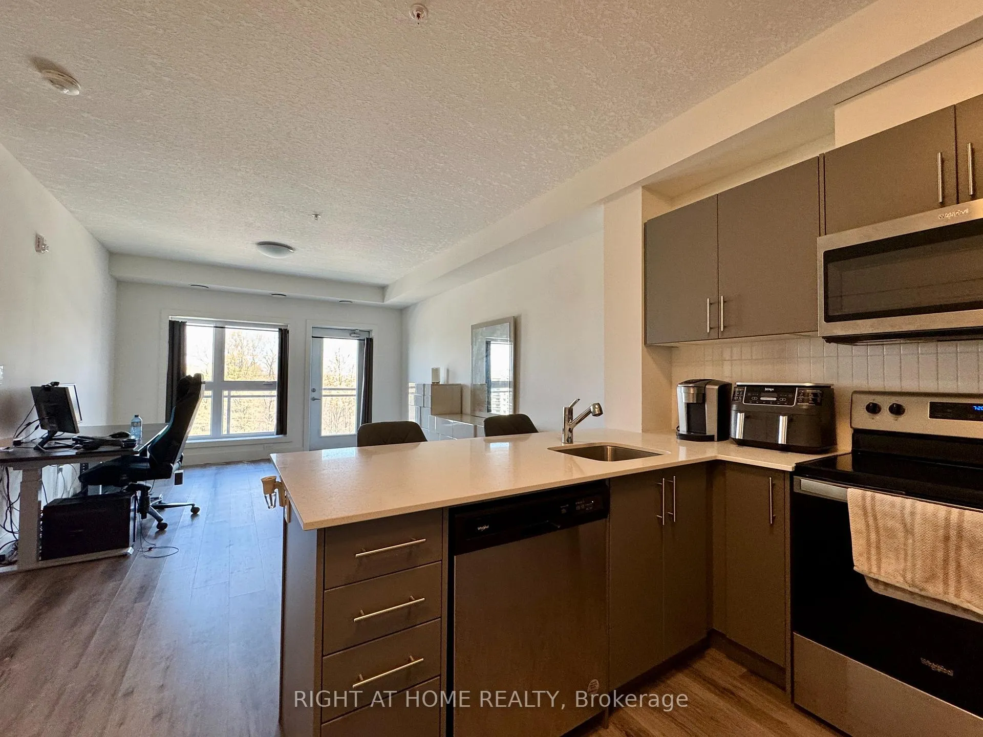 Photo 5 of Unit 401, 1101 Lackner Place, Kitchener, Grand River North — HOMEH