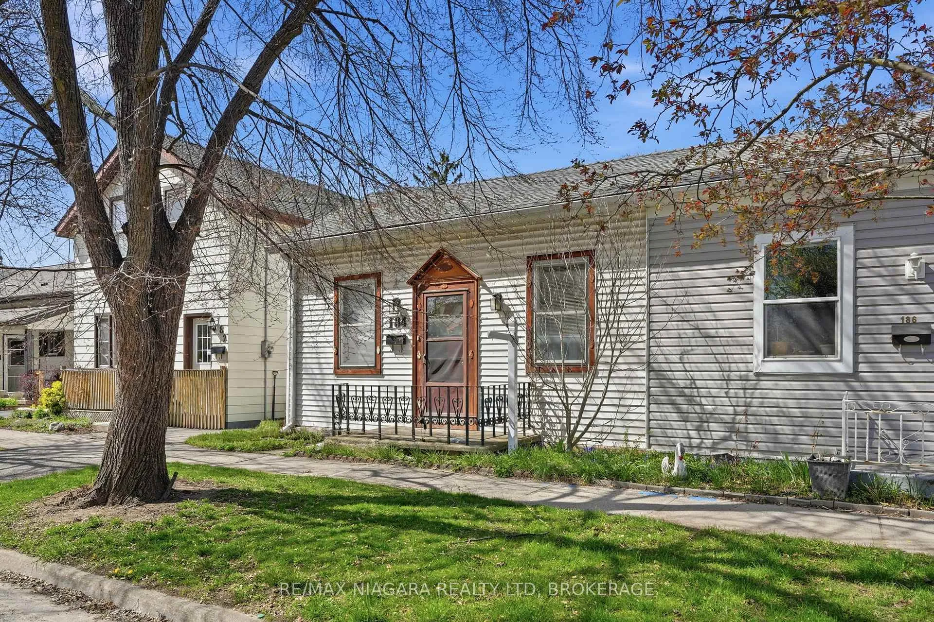Front of 184 Wellington Street