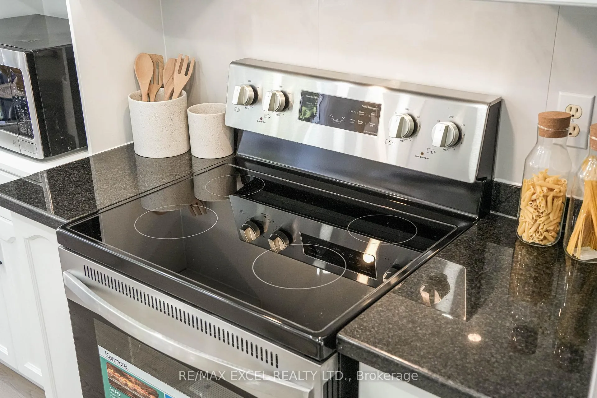 Photo 7 of 114 Michelle Drive, Vaughan, East Woodbridge — HOMEH