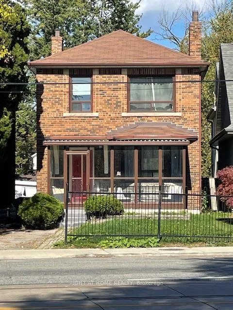 Front of 2680 Lake Shore Boulevard W