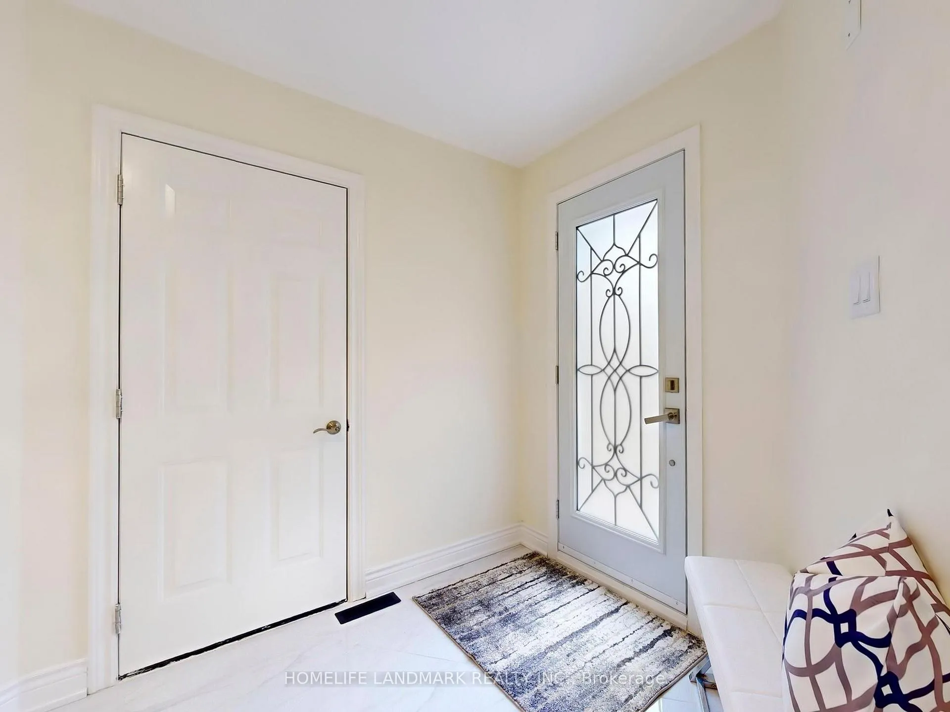 Photo 4 of 27 Penny Crescent, Markham, Markham Village — HOMEH