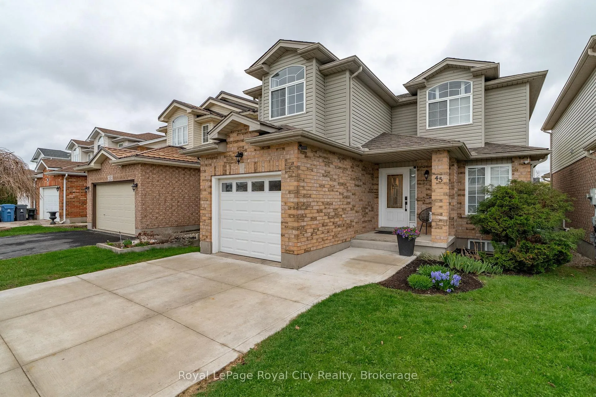 Photo 2 of 45 Doyle Drive, Guelph, Clairfields/Hanlon Business Park — HOMEH