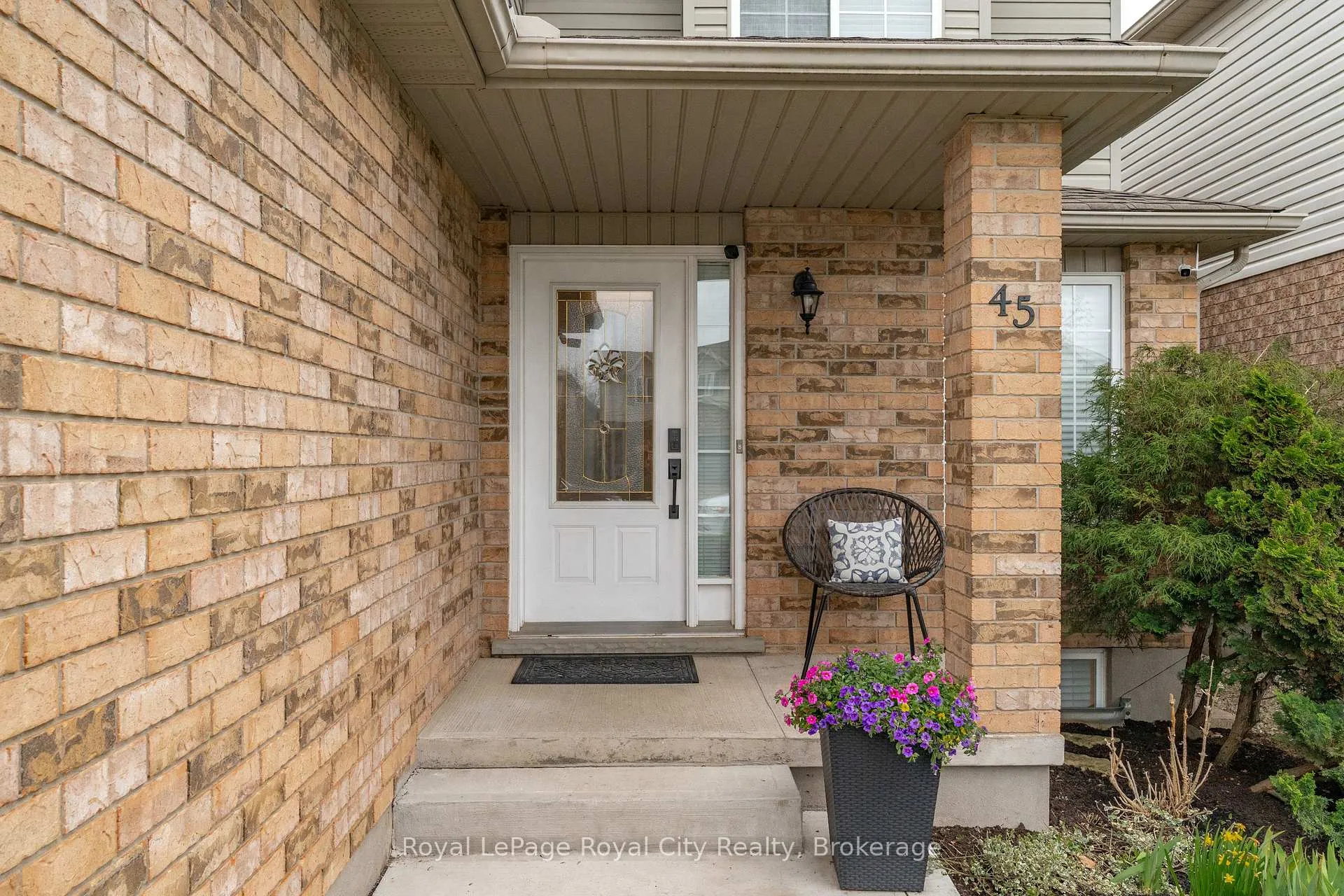 Photo 3 of 45 Doyle Drive, Guelph, Clairfields/Hanlon Business Park — HOMEH