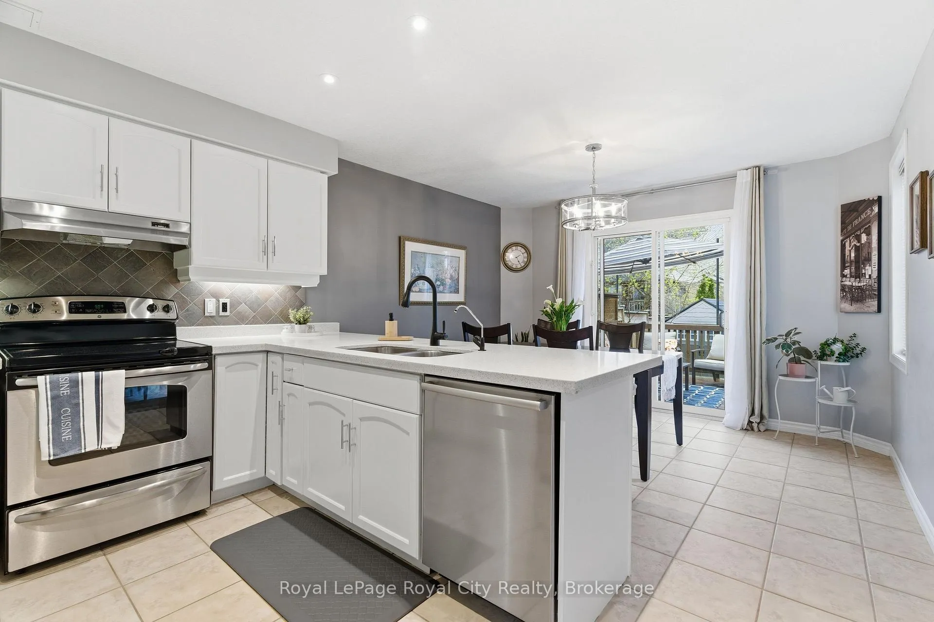 Photo 6 of 45 Doyle Drive, Guelph, Clairfields/Hanlon Business Park — HOMEH