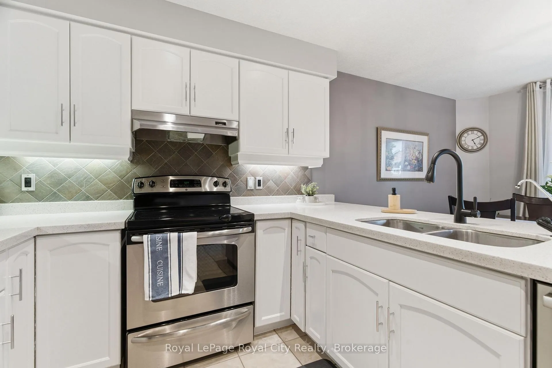 Photo 7 of 45 Doyle Drive, Guelph, Clairfields/Hanlon Business Park — HOMEH