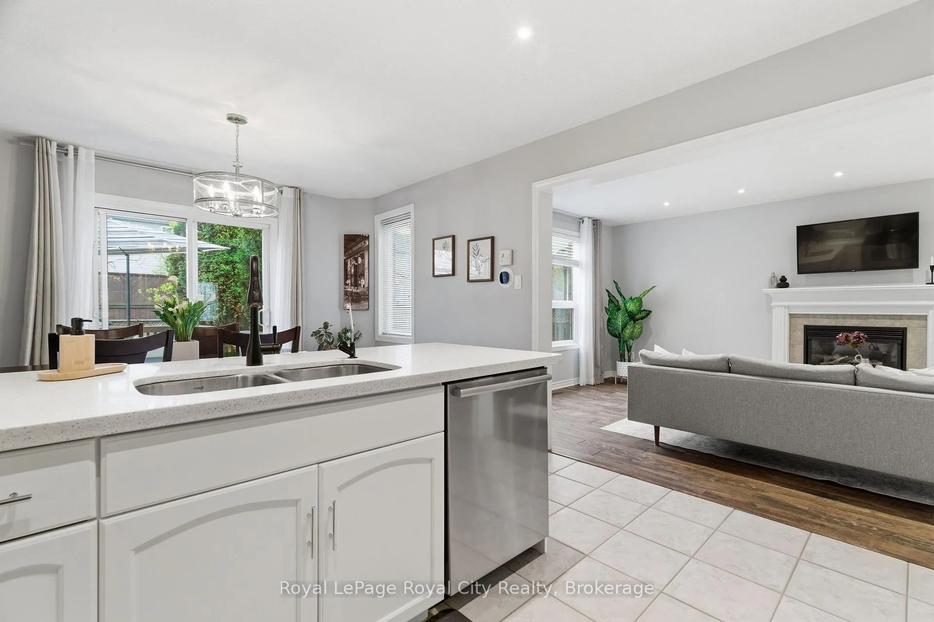 Photo 9 of 45 Doyle Drive, Guelph, Clairfields/Hanlon Business Park — HOMEH