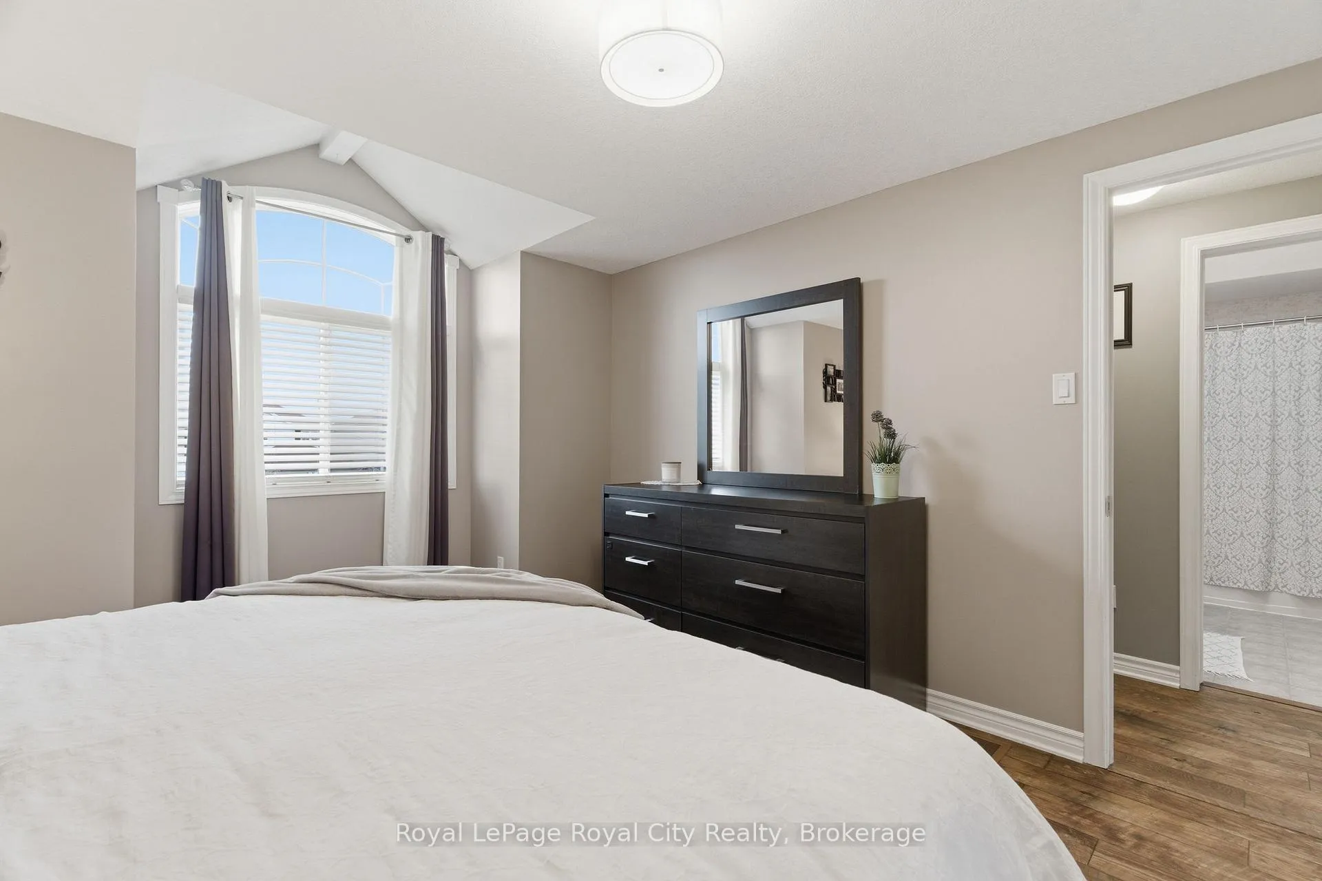 Photo 18 of 45 Doyle Drive, Guelph, Clairfields/Hanlon Business Park — HOMEH