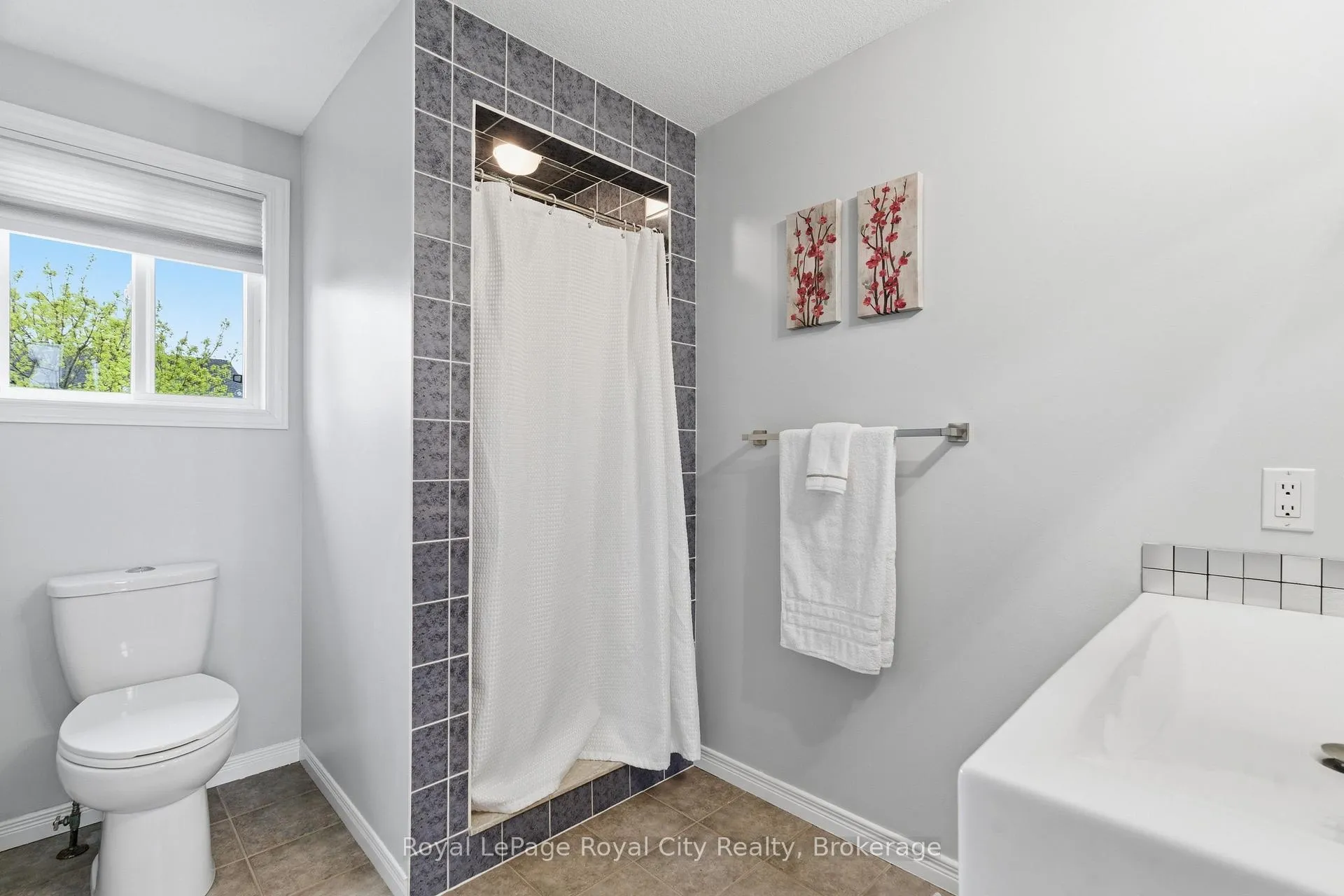 Photo 20 of 45 Doyle Drive, Guelph, Clairfields/Hanlon Business Park — HOMEH