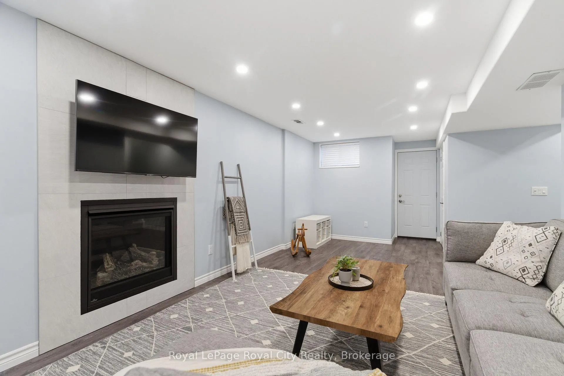 Photo 29 of 45 Doyle Drive, Guelph, Clairfields/Hanlon Business Park — HOMEH