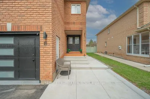 Photo 3 of 18 Manett Crescent, Brampton, Brampton West — HOMEH