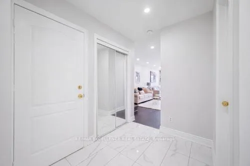 Photo 5 of 18 Manett Crescent, Brampton, Brampton West — HOMEH