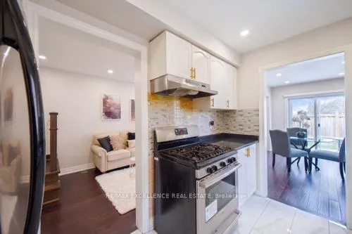 Photo 13 of 18 Manett Crescent, Brampton, Brampton West — HOMEH