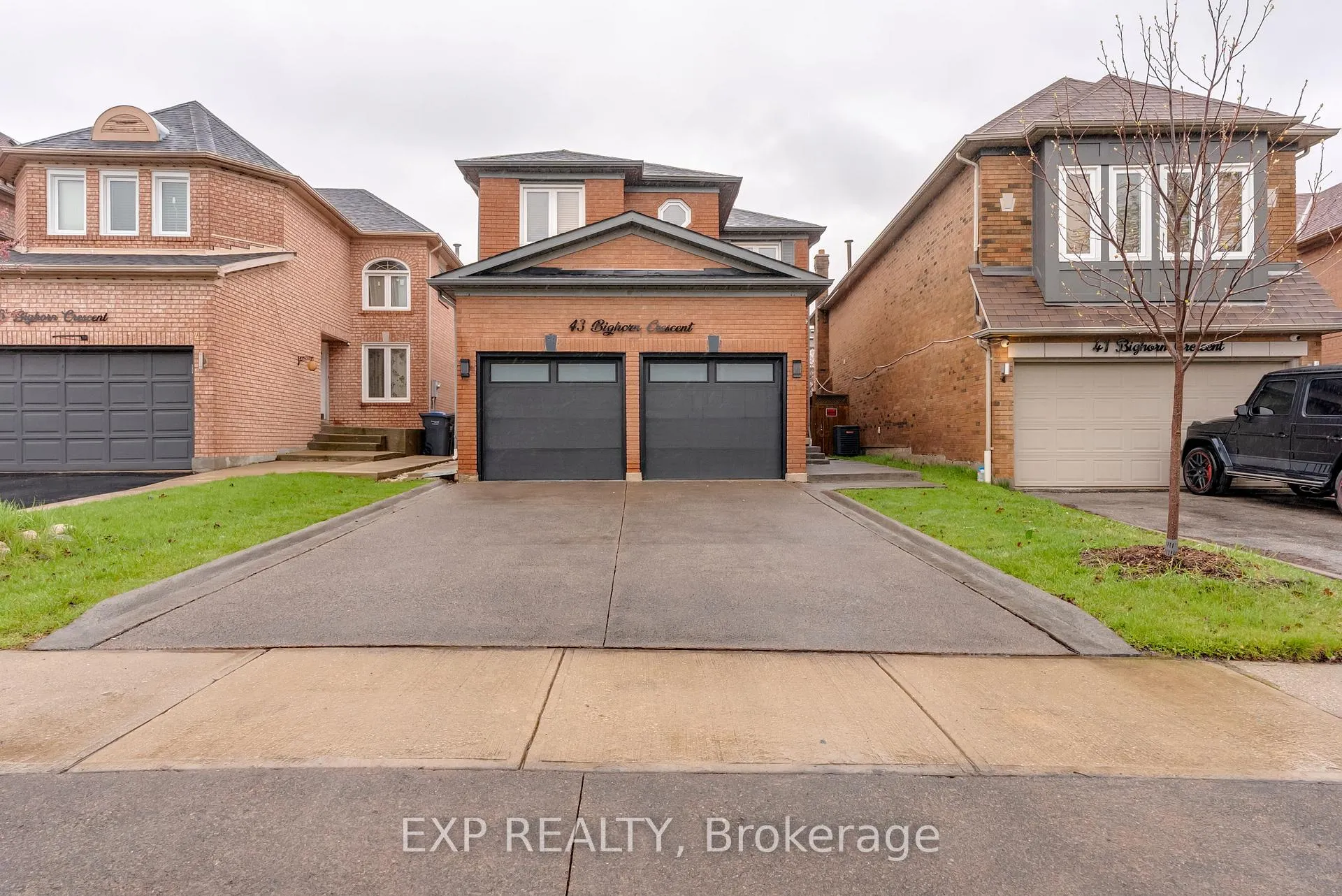 Photo 2 of 43 Bighorn Crescent, Brampton, Sandringham-Wellington — HOMEH