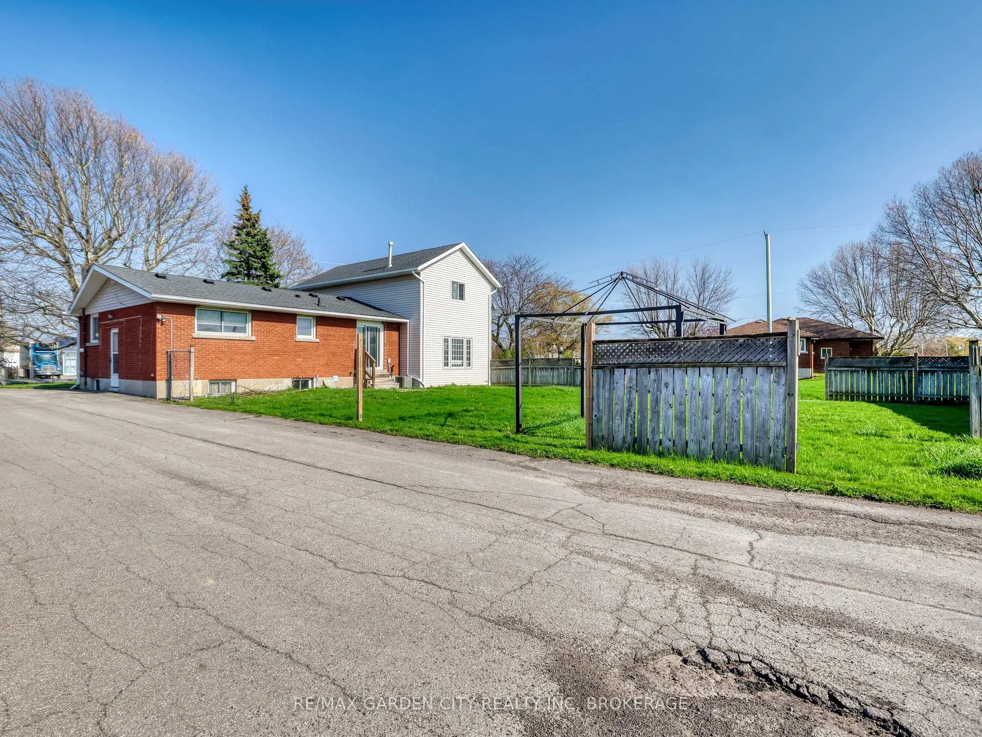 Photo 8 of 228-234 Read Road, St. Catharines, Port Weller — HOMEH