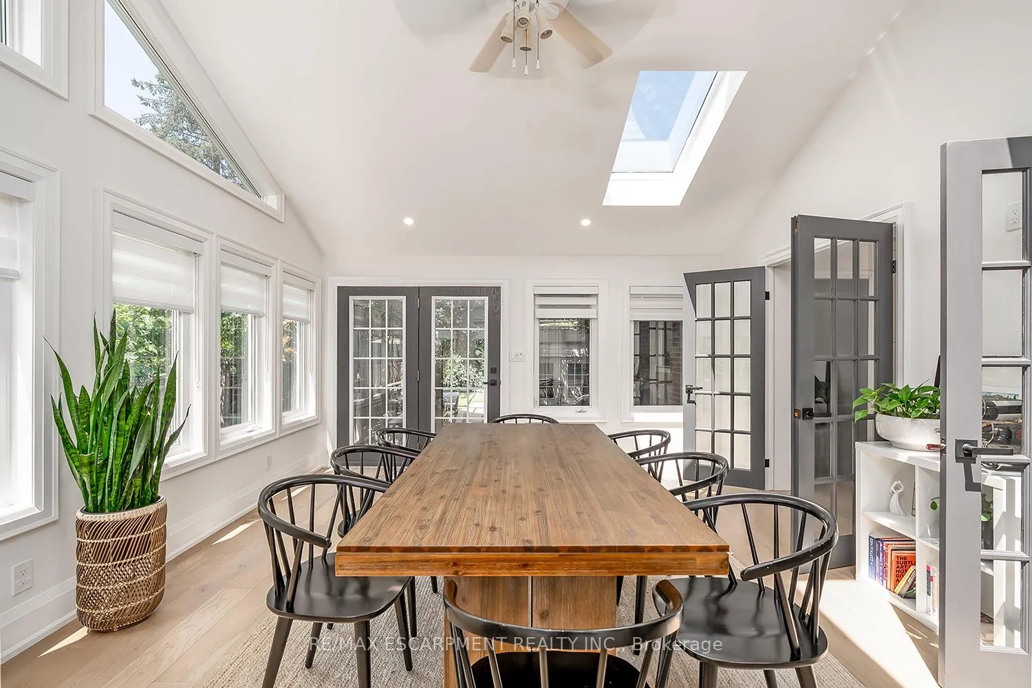 Photo 13 of 564 Maplehill Drive, Burlington, Roseland — HOMEH