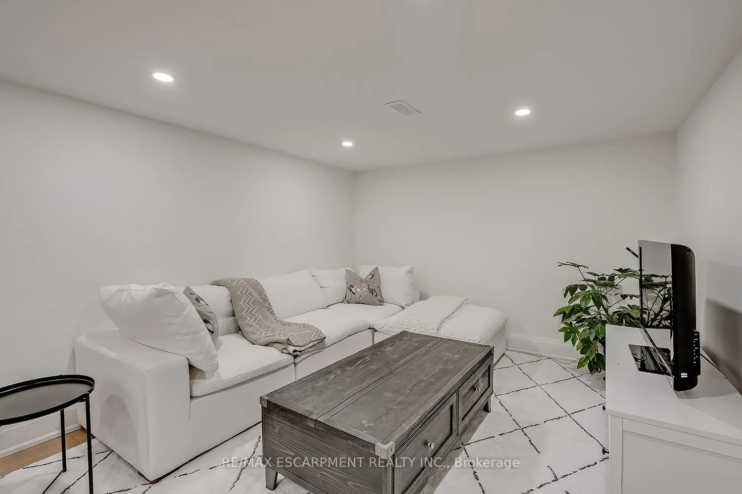 Photo 29 of 564 Maplehill Drive, Burlington, Roseland — HOMEH