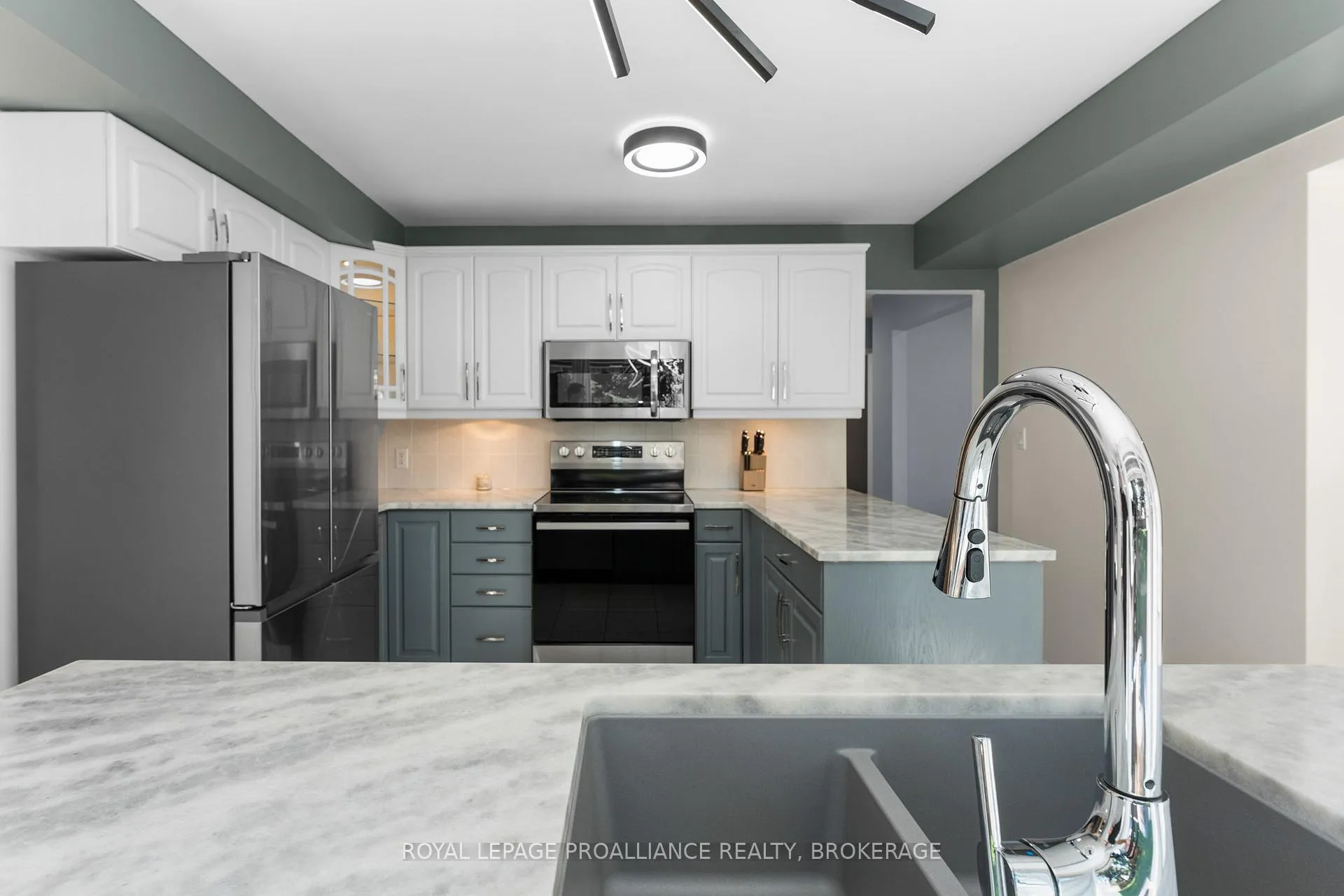 Photo 20 of 918 Edinborough Crescent, Kingston, North of Taylor-Kidd Blvd — HOMEH